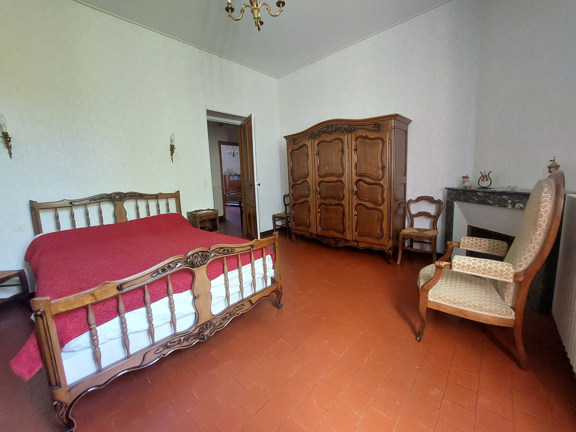 batisse en pierre avec gites et terrain constructible