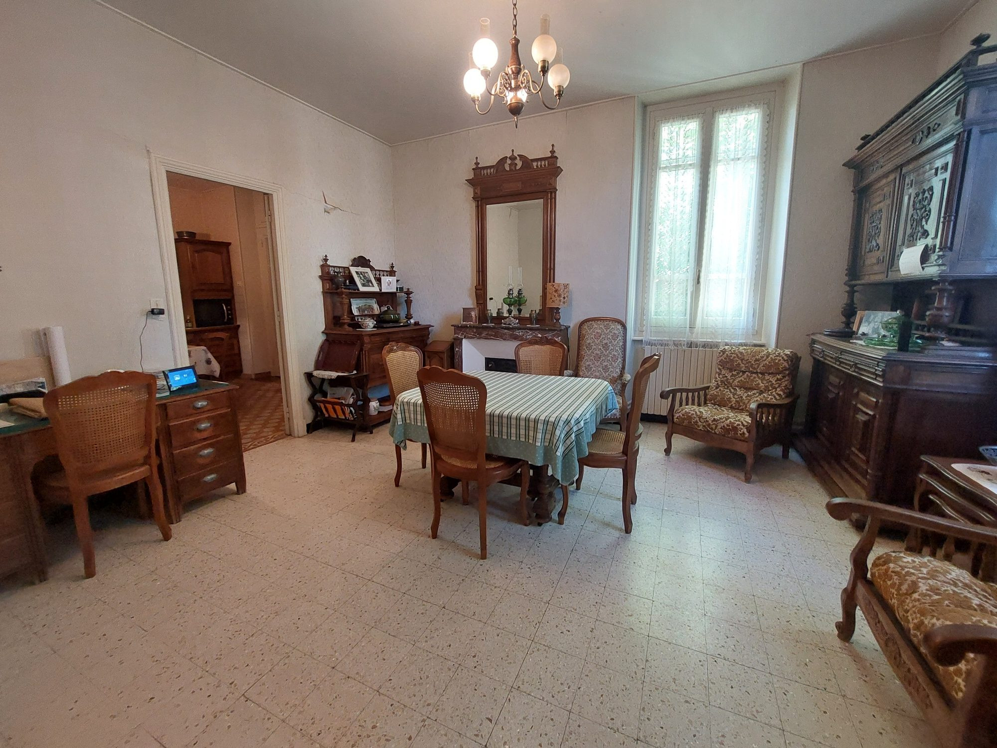 batisse en pierre avec gites et terrain constructible