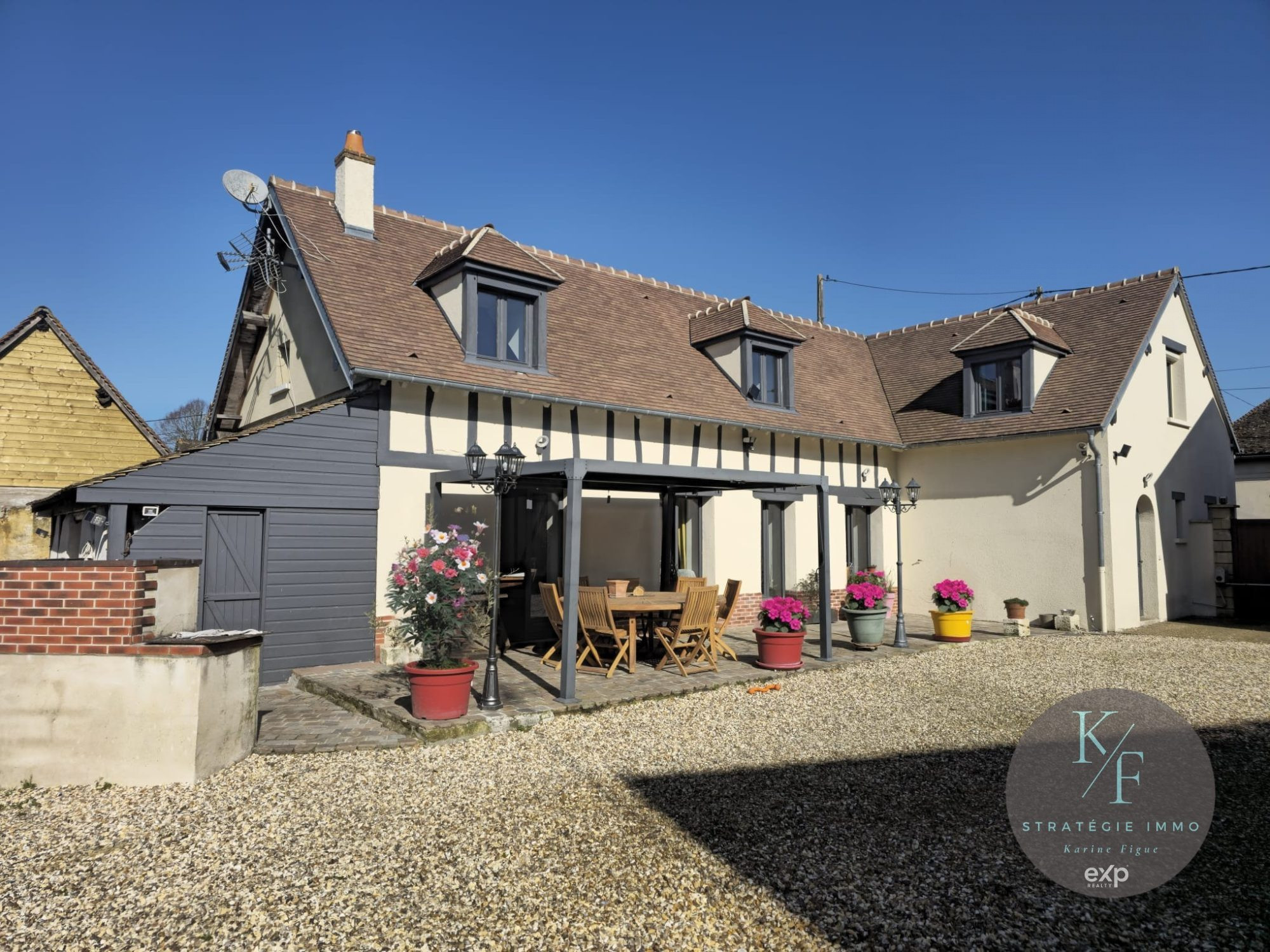 Volume, Charme et Qualité ! Propriété de 210 m² avec dépendance de 140 m²
