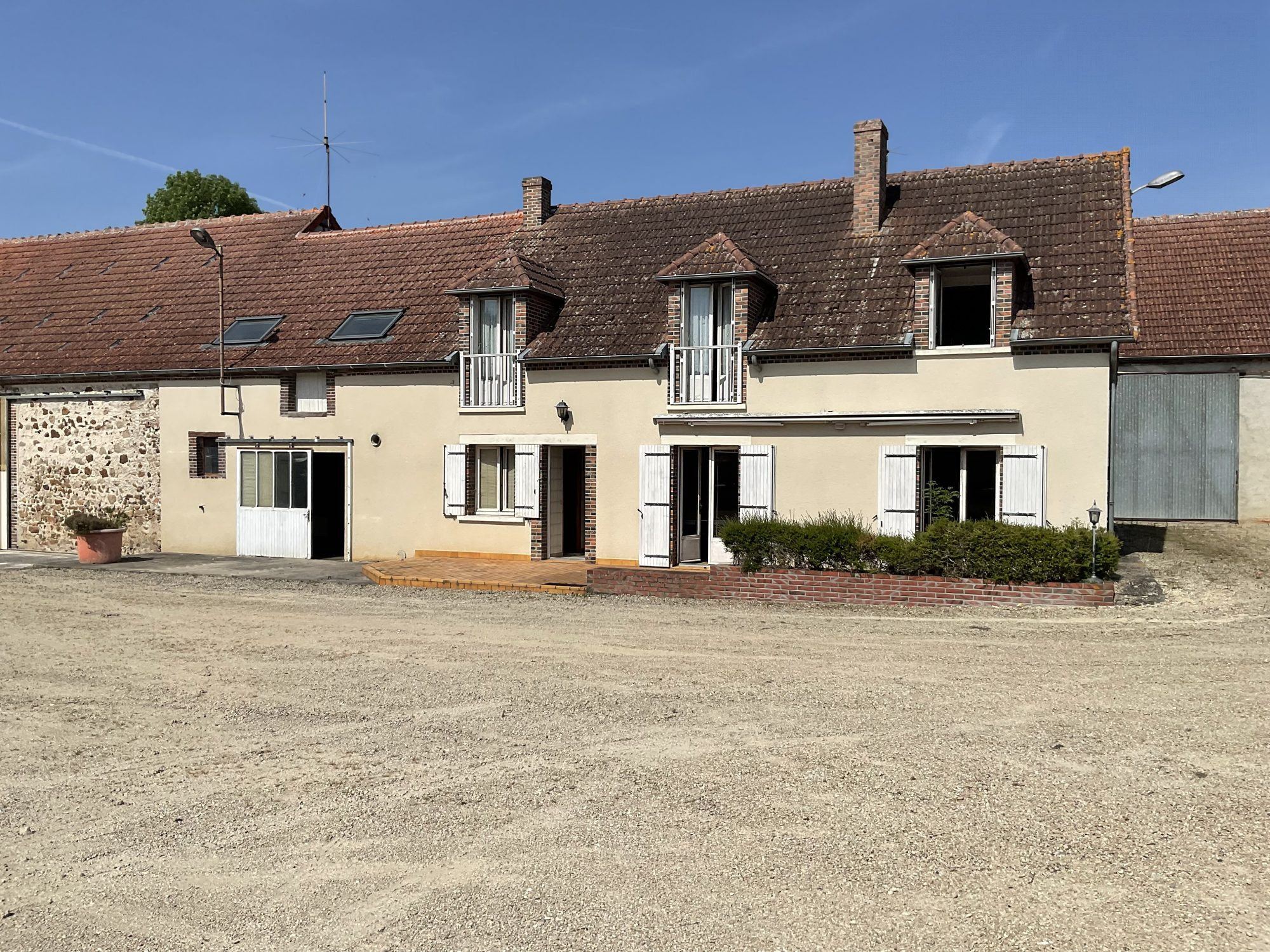 Corps de Ferme, Habitation de 194 m2 + granges, ateliers