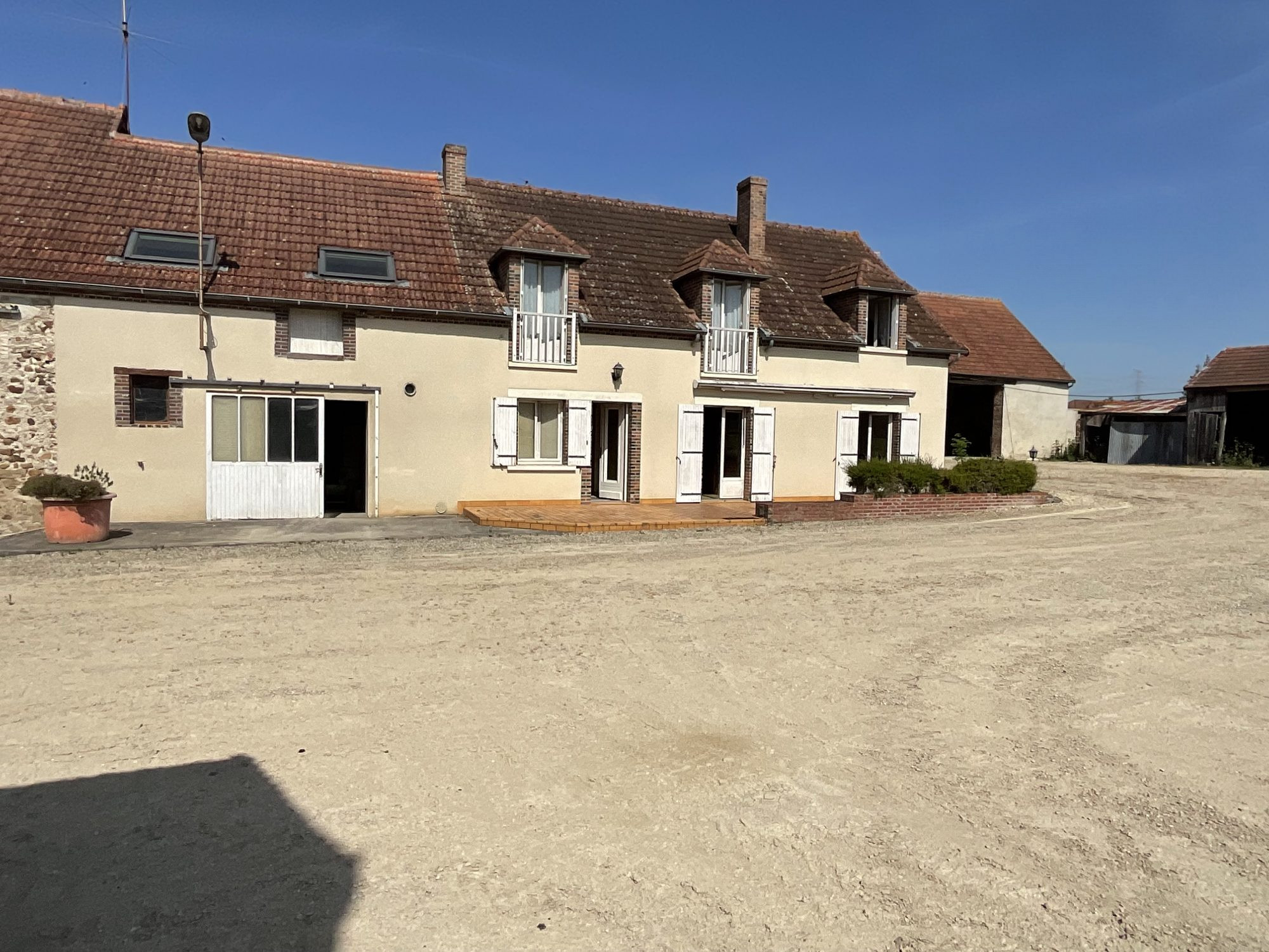 Corps de Ferme, Habitation de 194 m2 + granges, ateliers