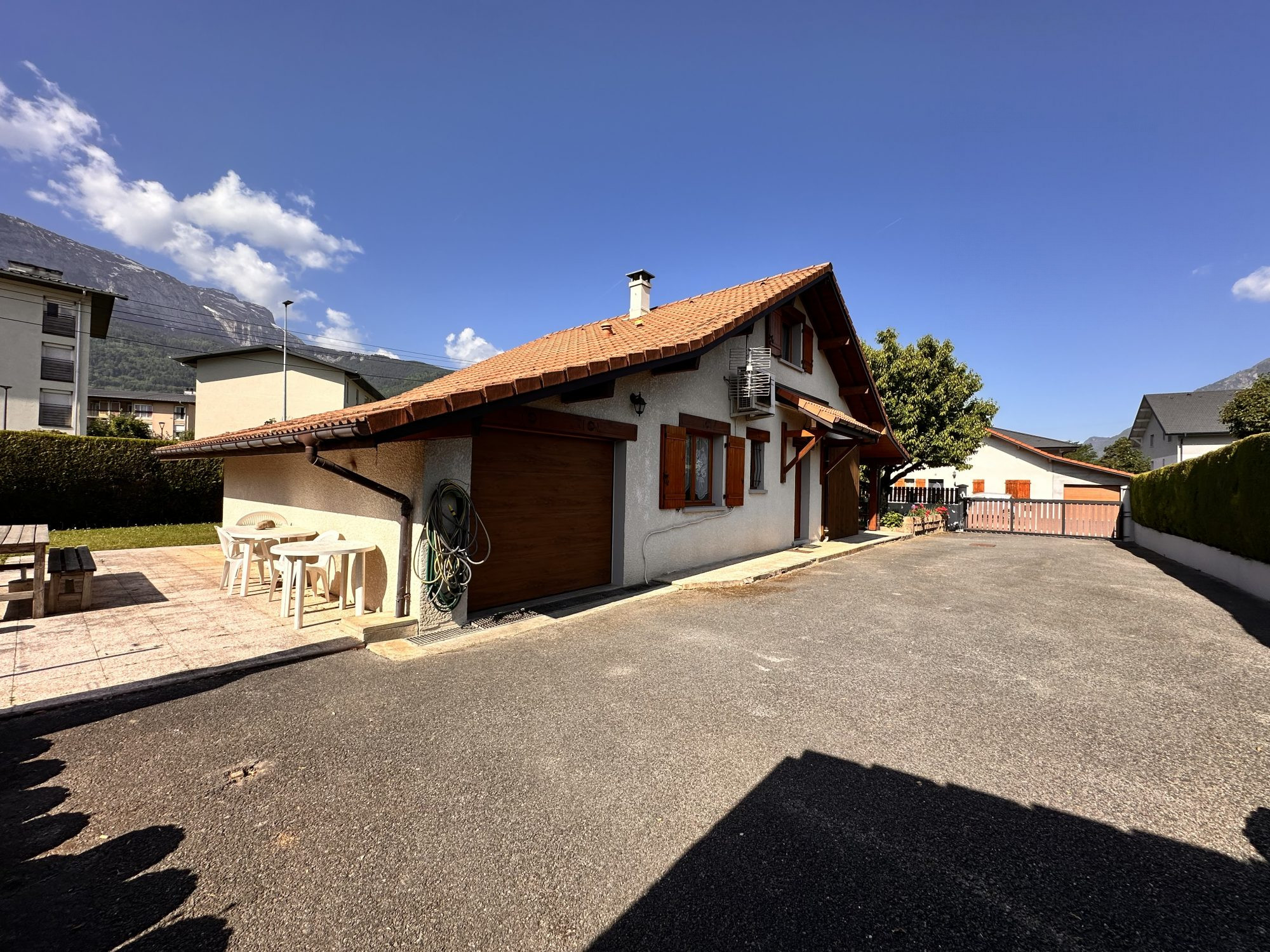Belle maison individuelle avec jardin, garage et terrasses