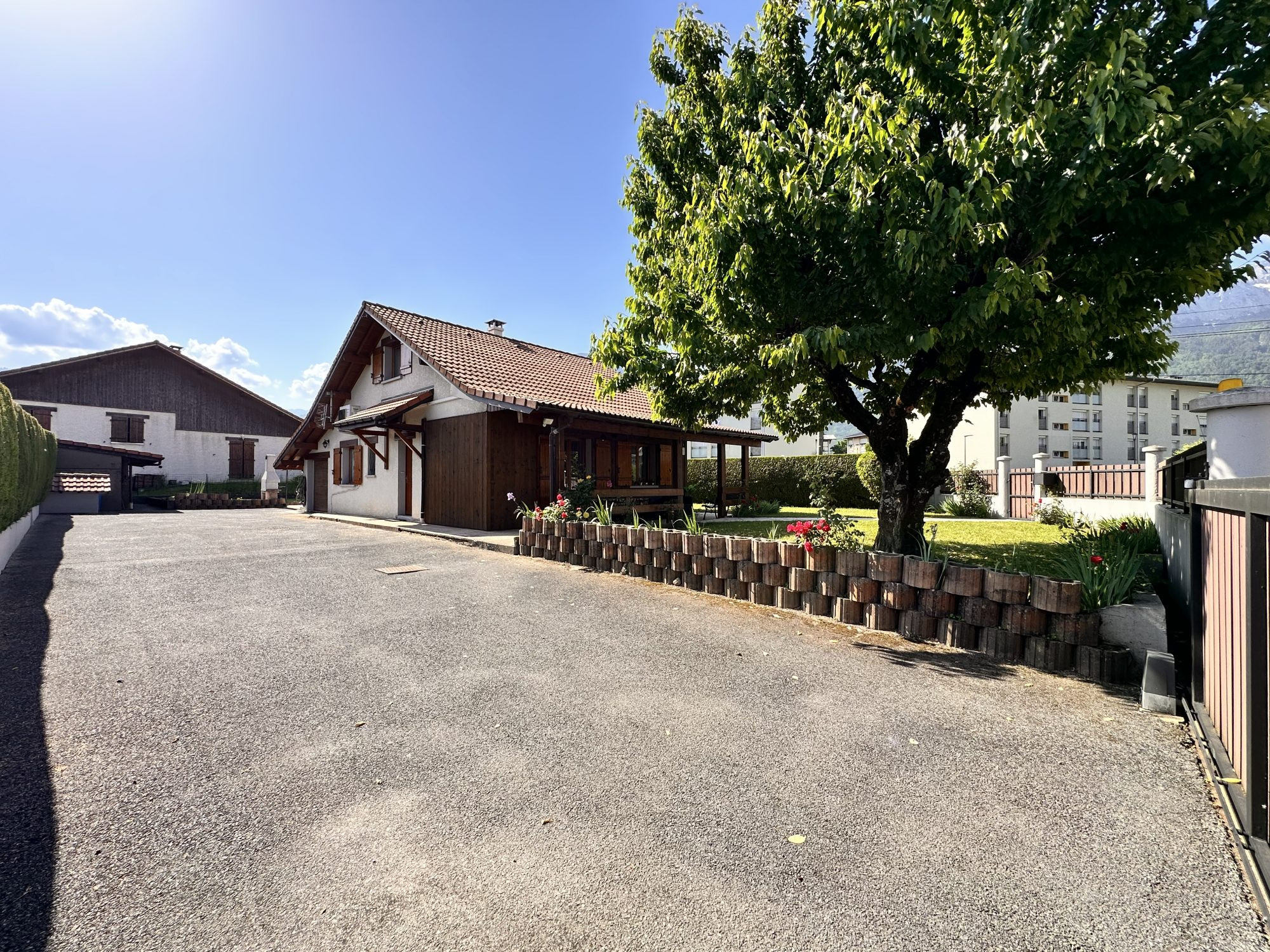 Belle maison individuelle avec jardin, garage et terrasses