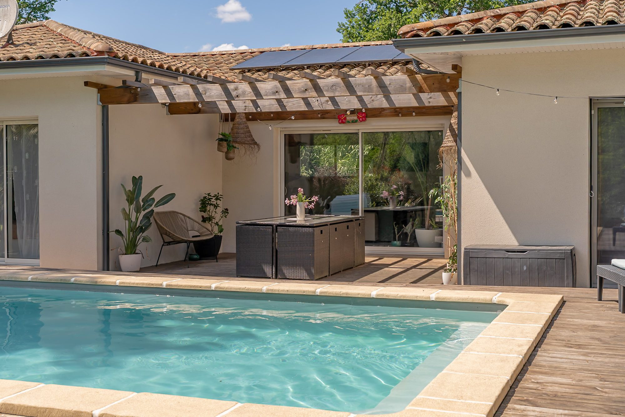 Modern 6-room house with swimming pool 2