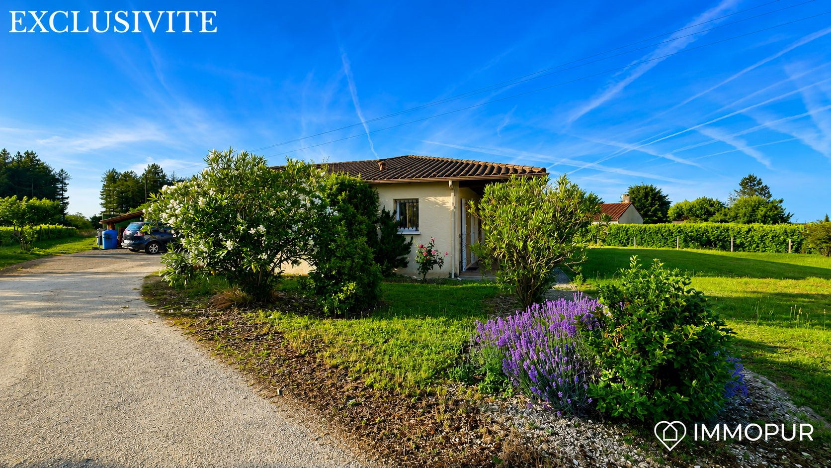 Within walking distance of shops, peaceful and on nearly 4,000 m² of enclosed land! 2