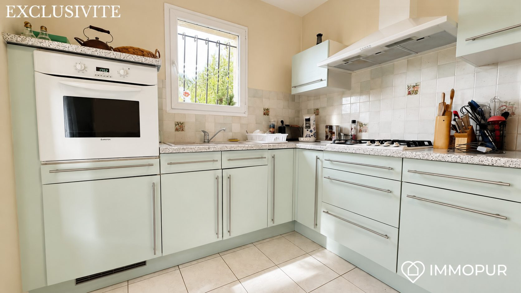 Within walking distance of shops, peaceful and on nearly 4,000 m² of enclosed land! 5
