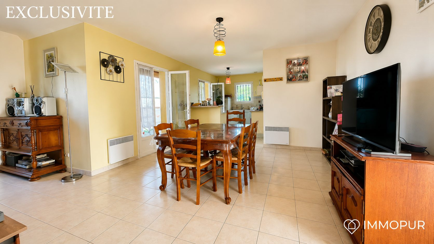 Within walking distance of shops, peaceful and on nearly 4,000 m² of enclosed land! 3