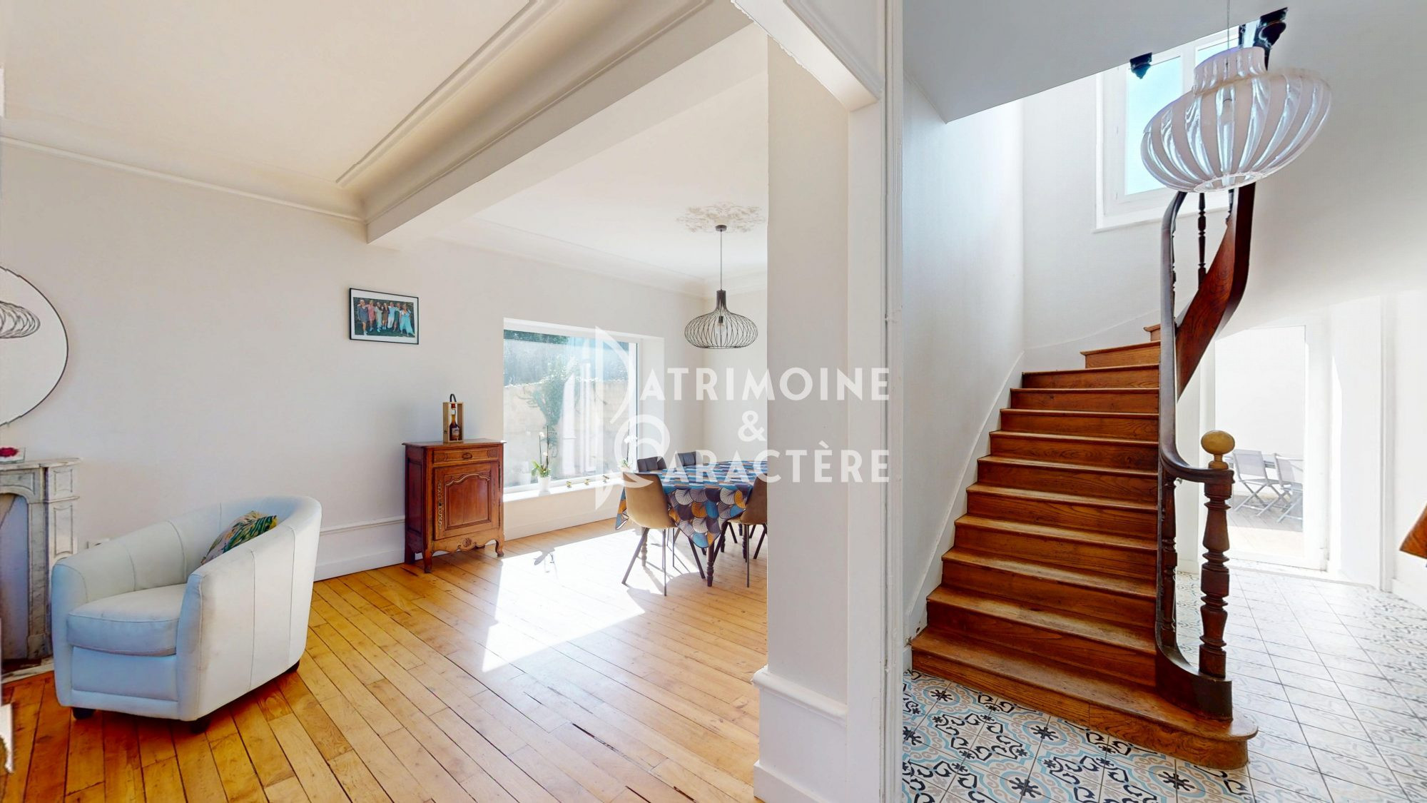 Large family house in the peaceful setting of a private lane 3