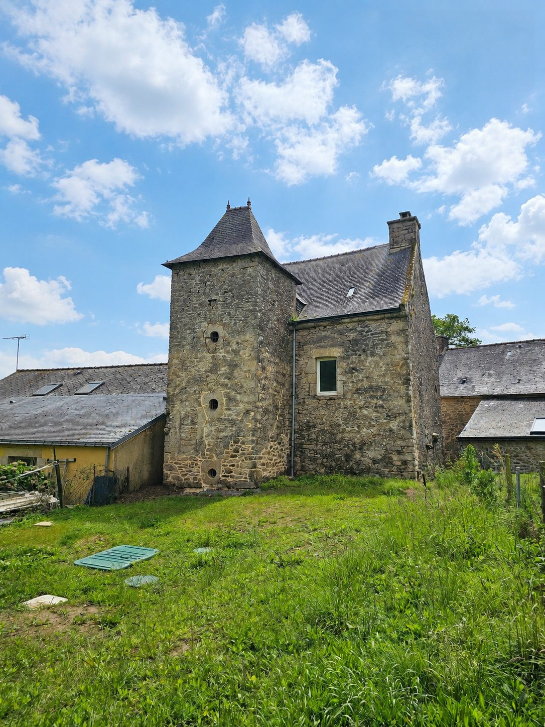 Maison en pièrre avec tourelle