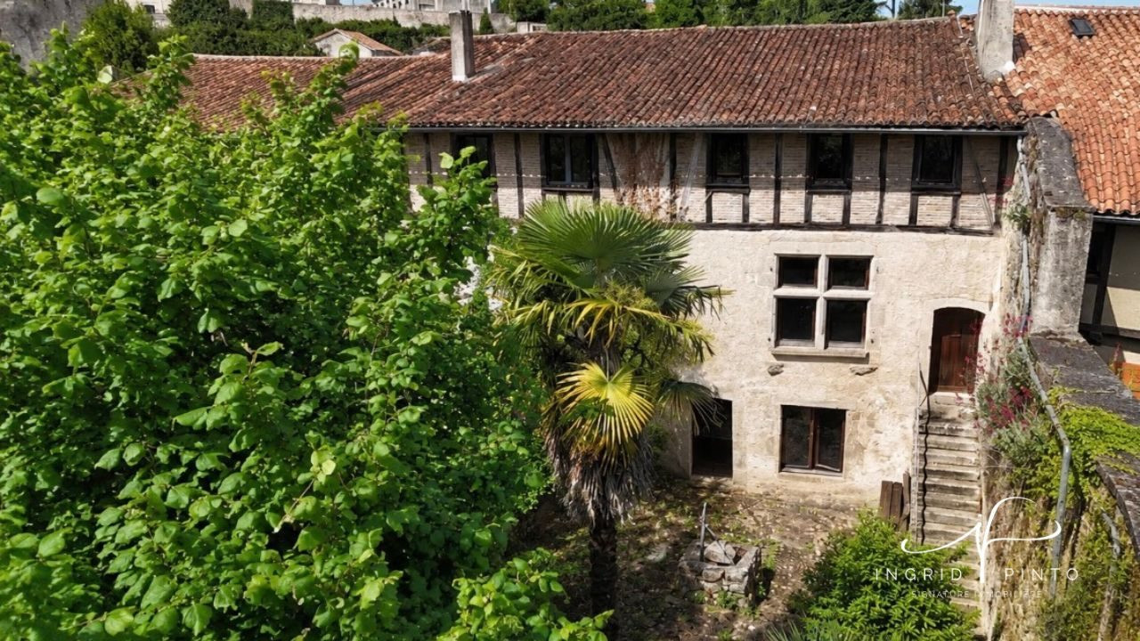 Maison médiévale de caractère – 248 m² habitables avec jardin clos au cœur du quartier Saint-Jacques