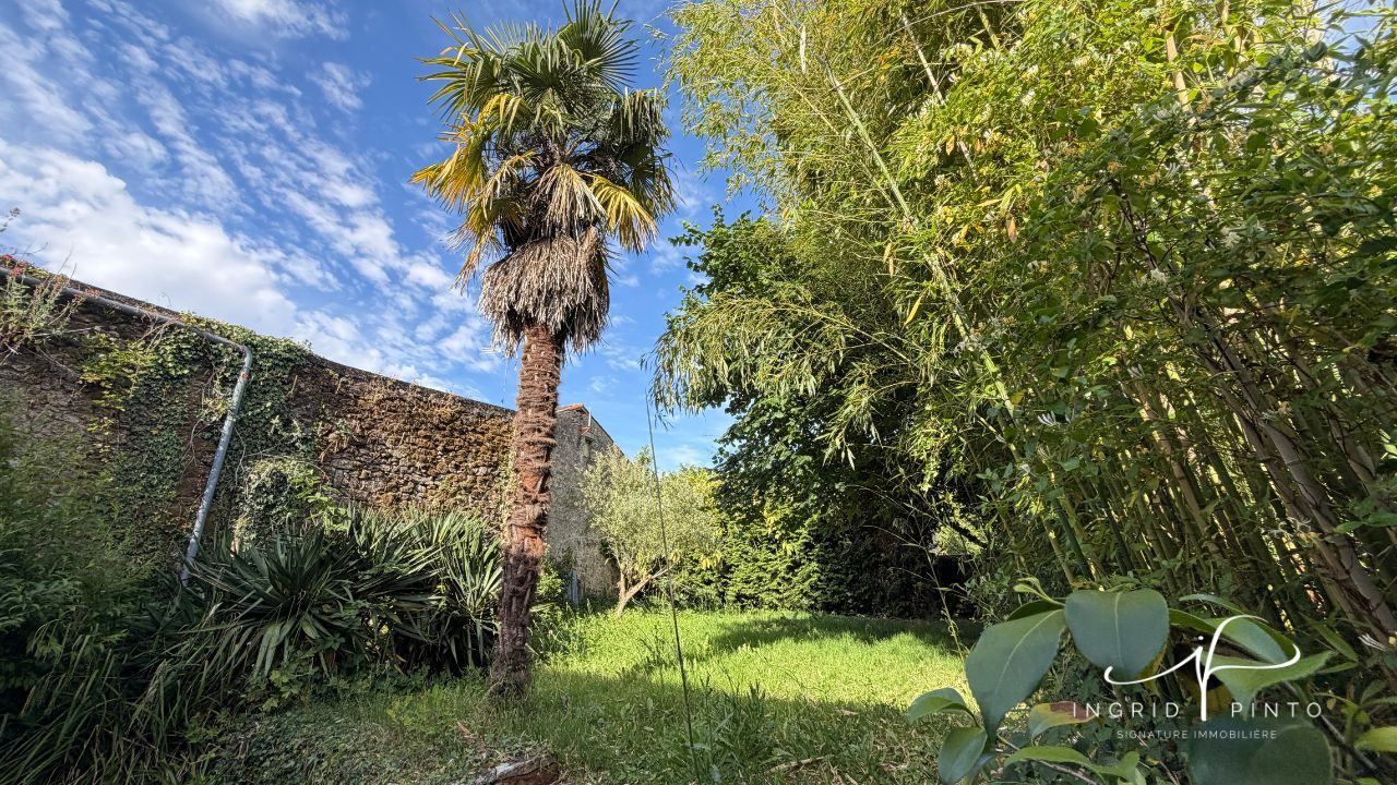 Maison médiévale de caractère – 248 m² habitables avec jardin clos au cœur du quartier Saint-Jacques