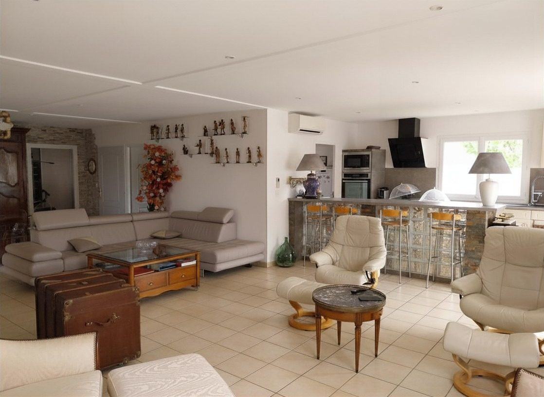 VILLA AVEC DEPENDANCES