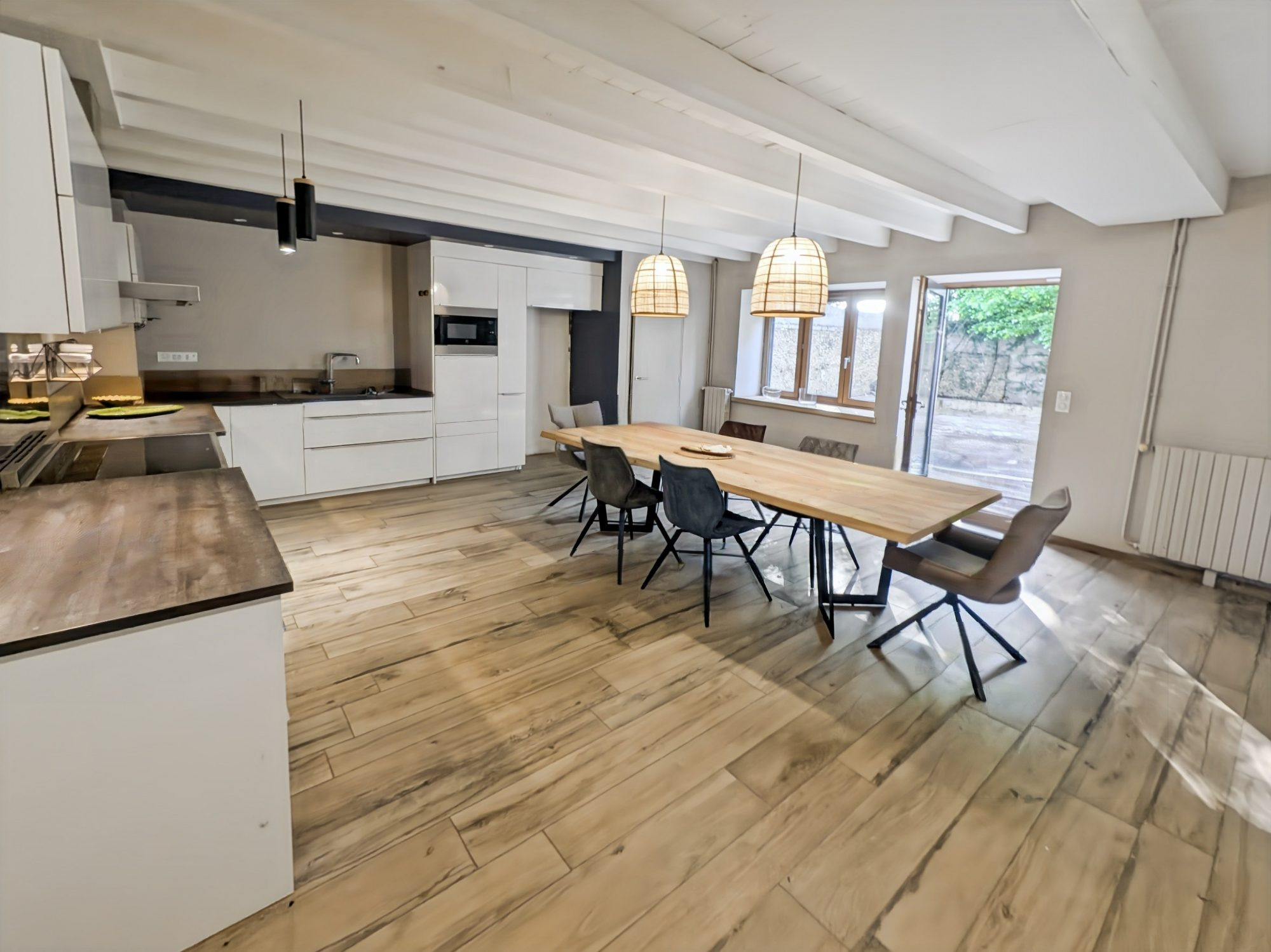 Maison de ferme rénovée avec piscine et dépendances