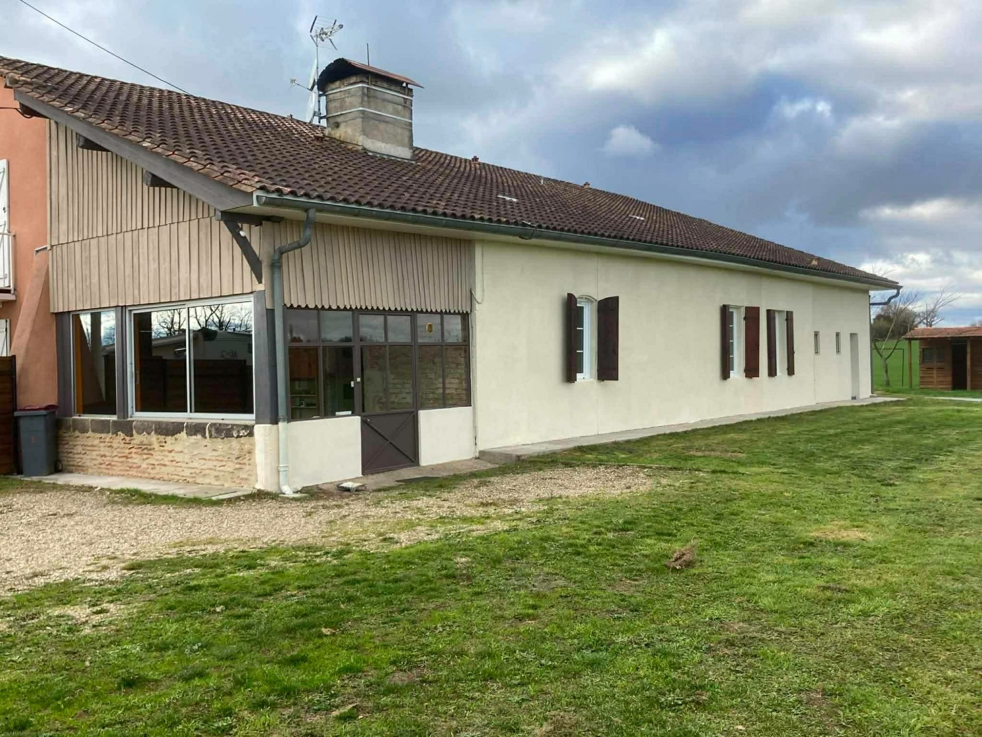Ensemble immobilier de 350m2 composé de 3 maisons et 2 hangars constructibles