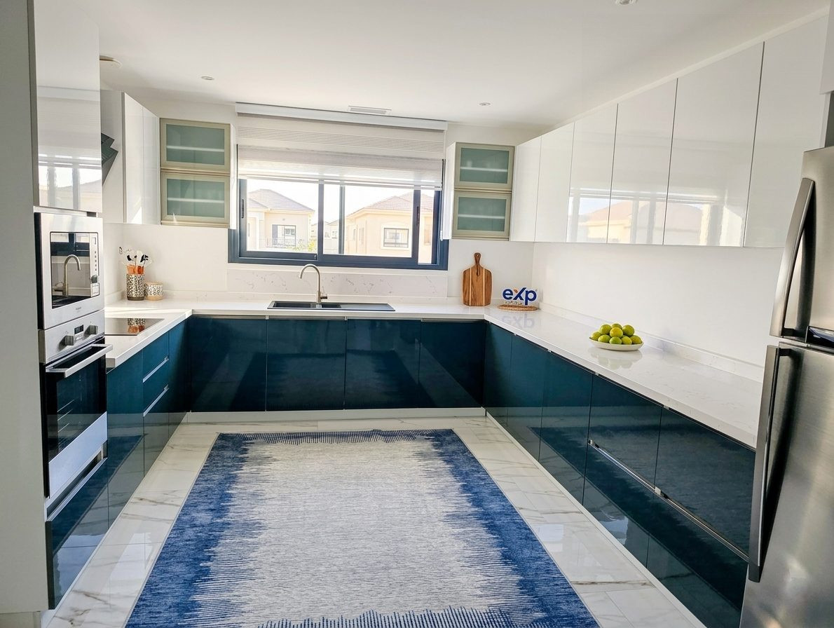 Recent Contemporary Single-Story Villa 5
