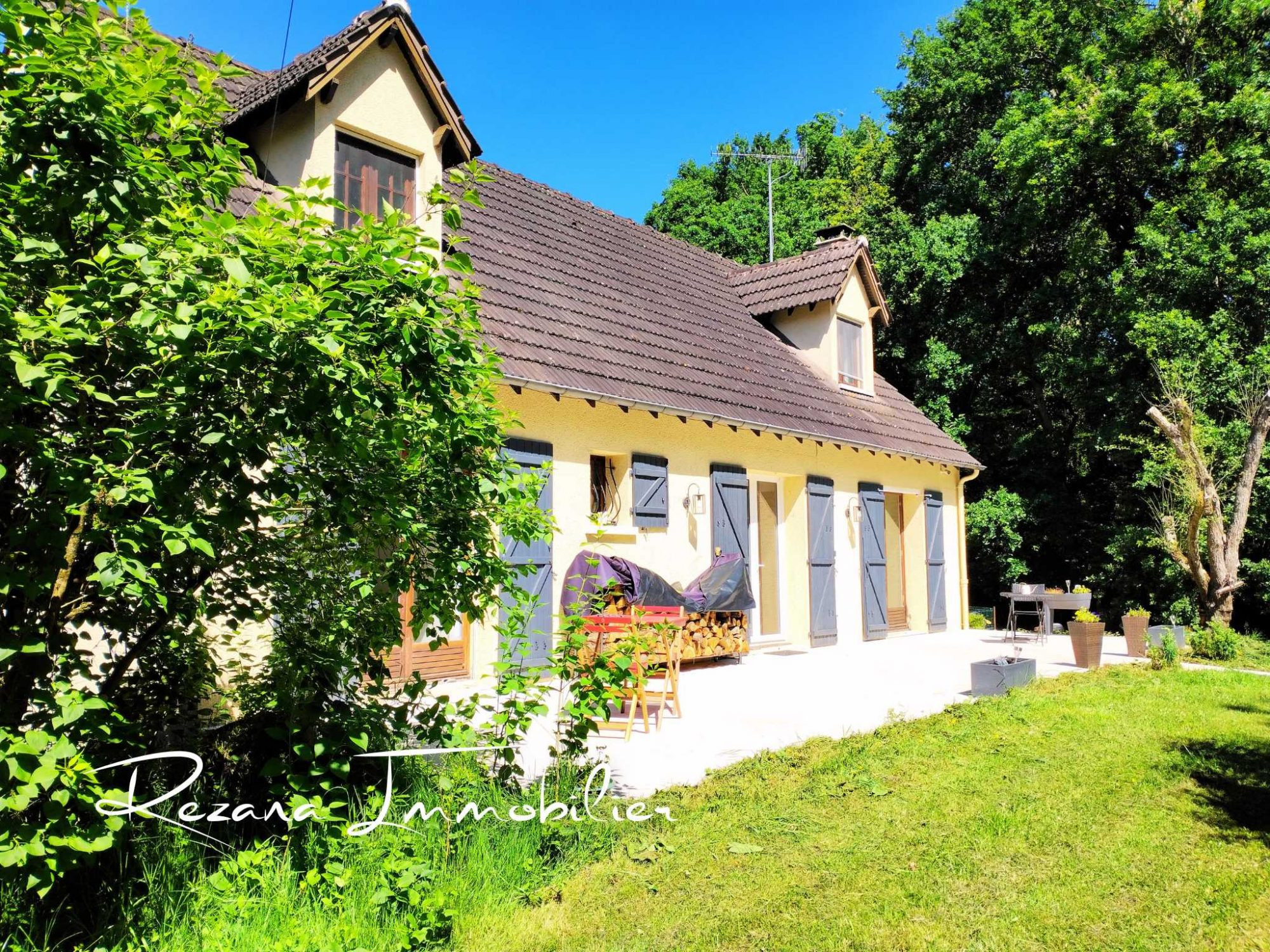 Maison rénovée avec très grand terrain et parcelle boisée à Héricy