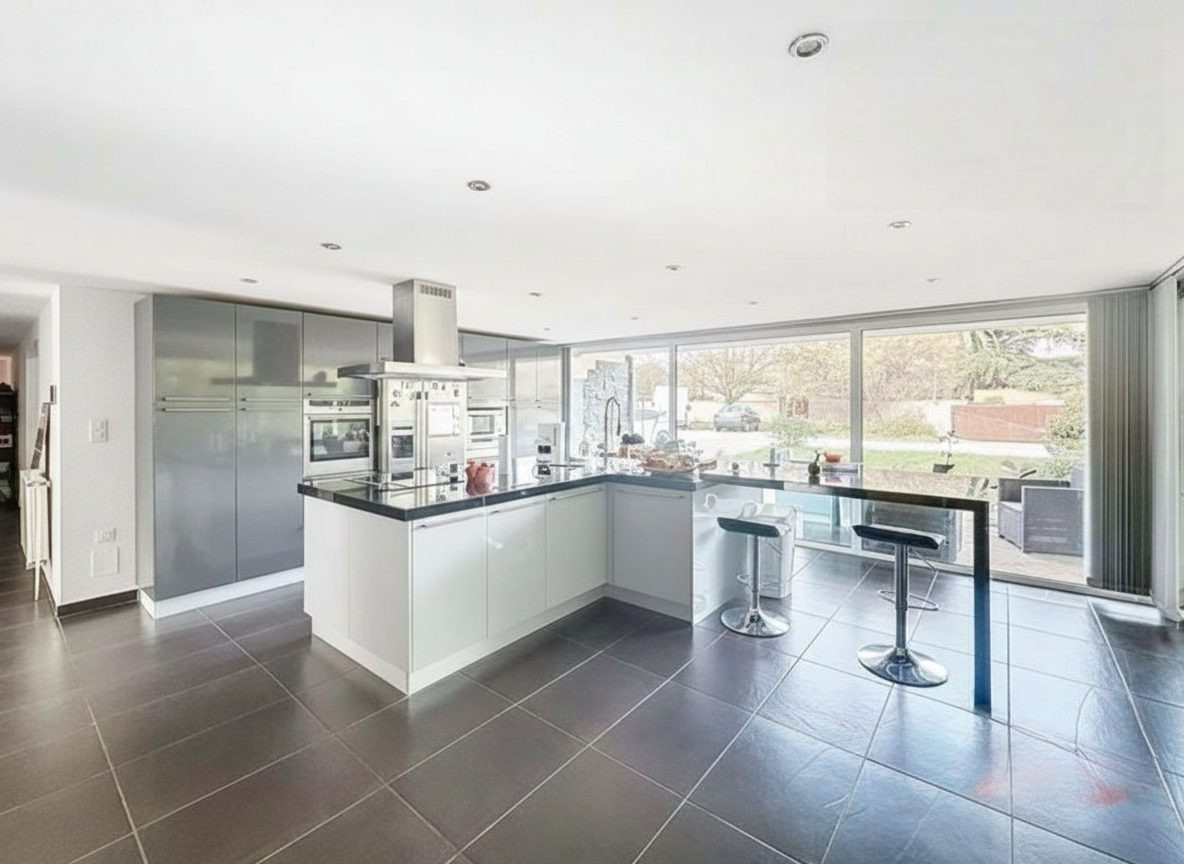 Beautiful single-level property with swimming pool and spa 3