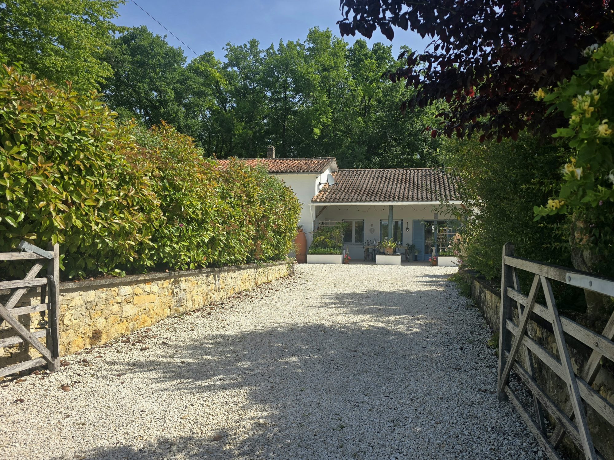 Propriété de type longère et son gîte et son très beau jardin. calme et sérénité