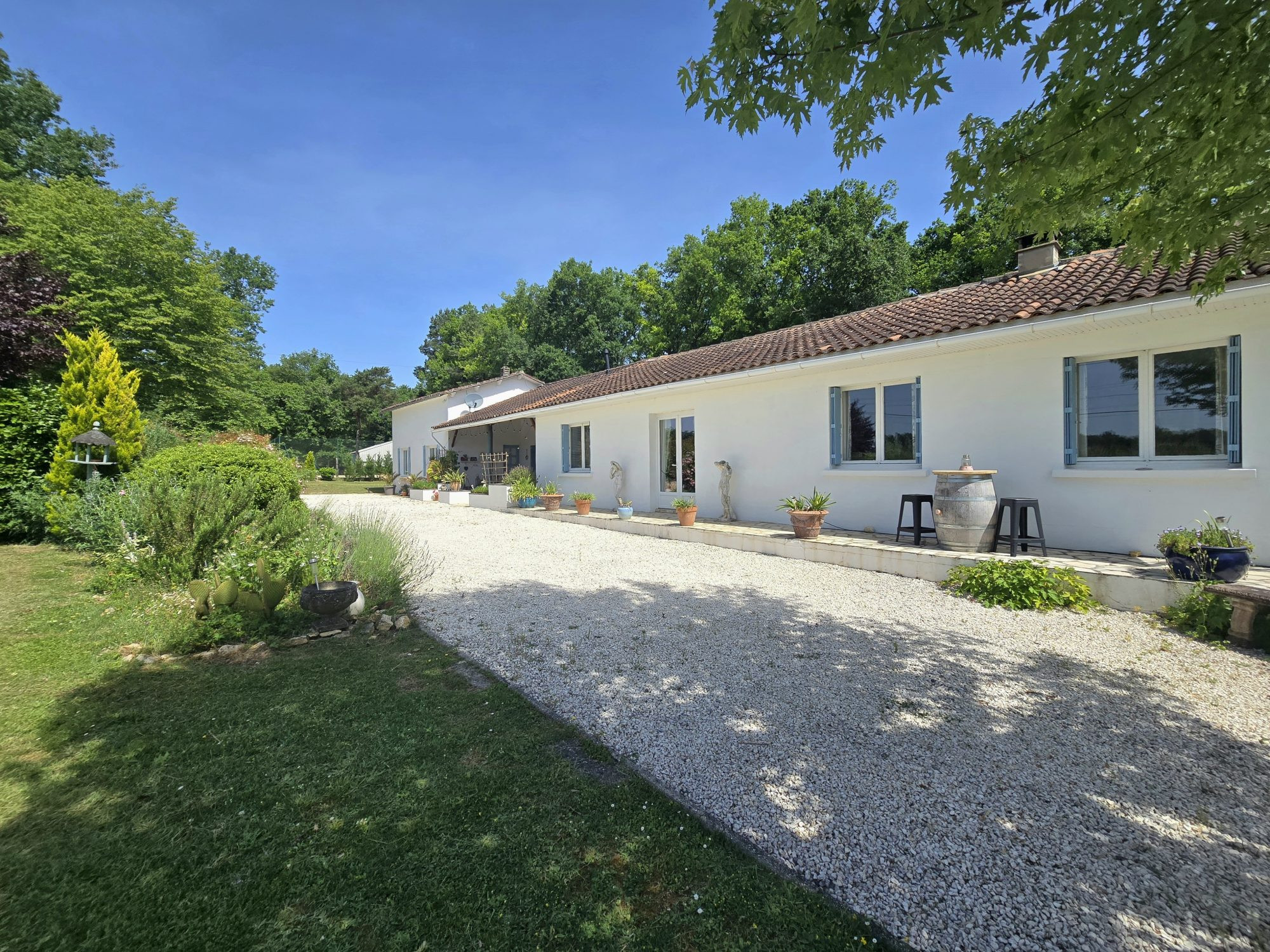 Propriété de type longère et son gîte et son très beau jardin. calme et sérénité