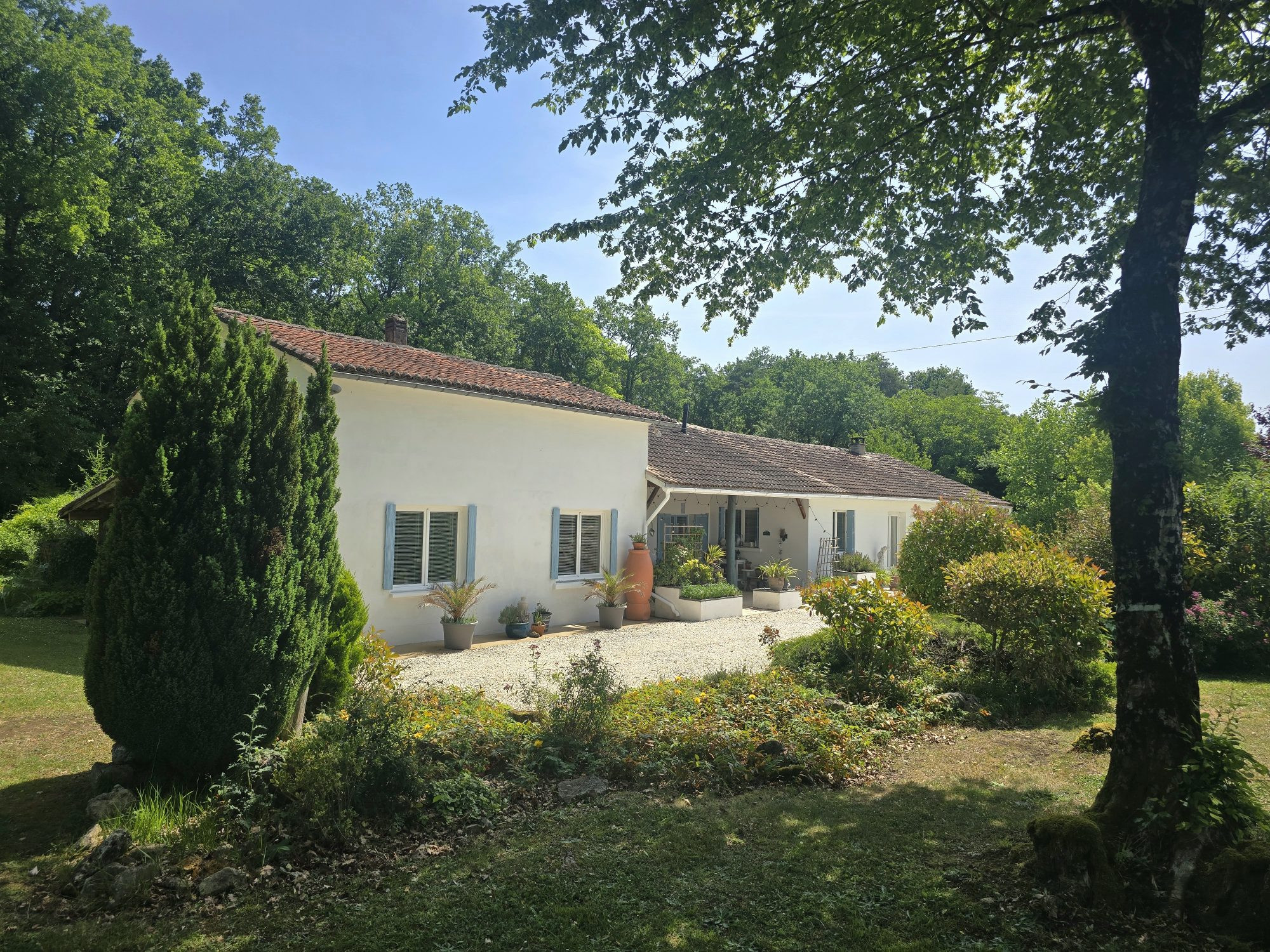 Propriété de type longère et son gîte et son très beau jardin. calme et sérénité