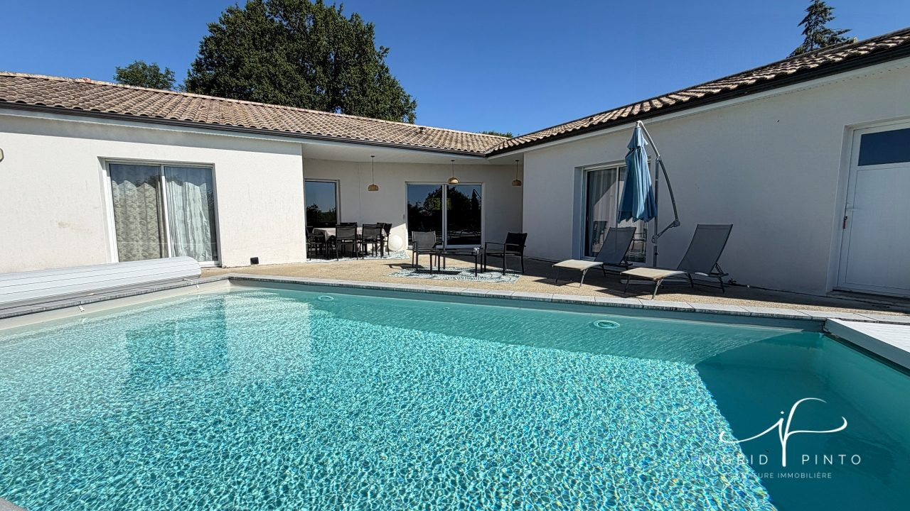 Maison familiale de plain-pied, 152 m² habitables, 5 chambres - Piscine - Double garage