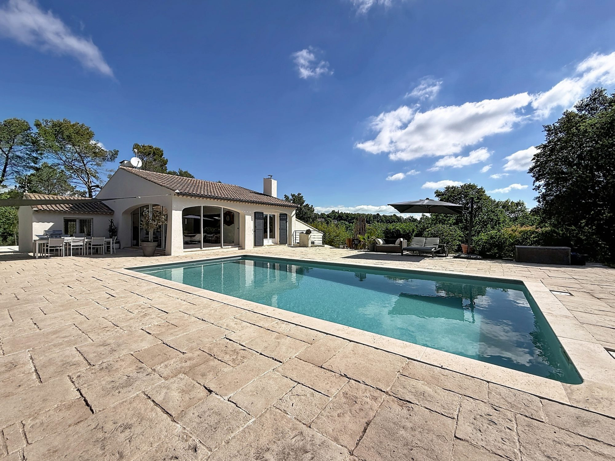 Magnificent house on more than 5000m2 with swimming pool 2