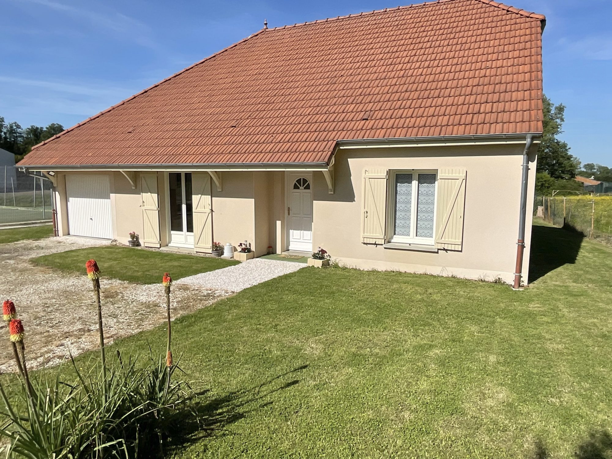 Trés Beau Pavillon De Plain Pied, 3 Chambres avec Garage .