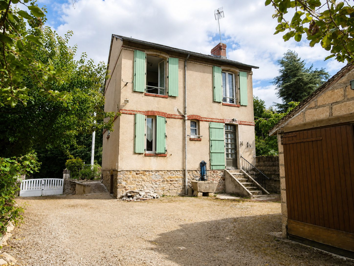 House for sale in Lussac-les-Églises, 81 m²