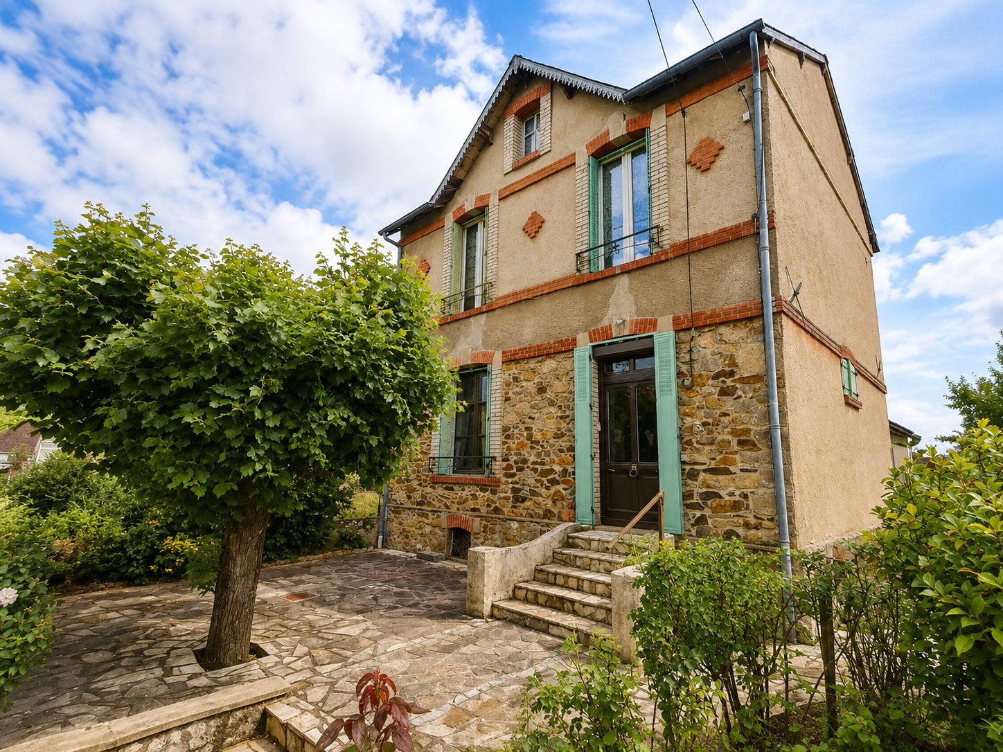 Maison de caractère avec dépendances et terrain Lussac les Eglises