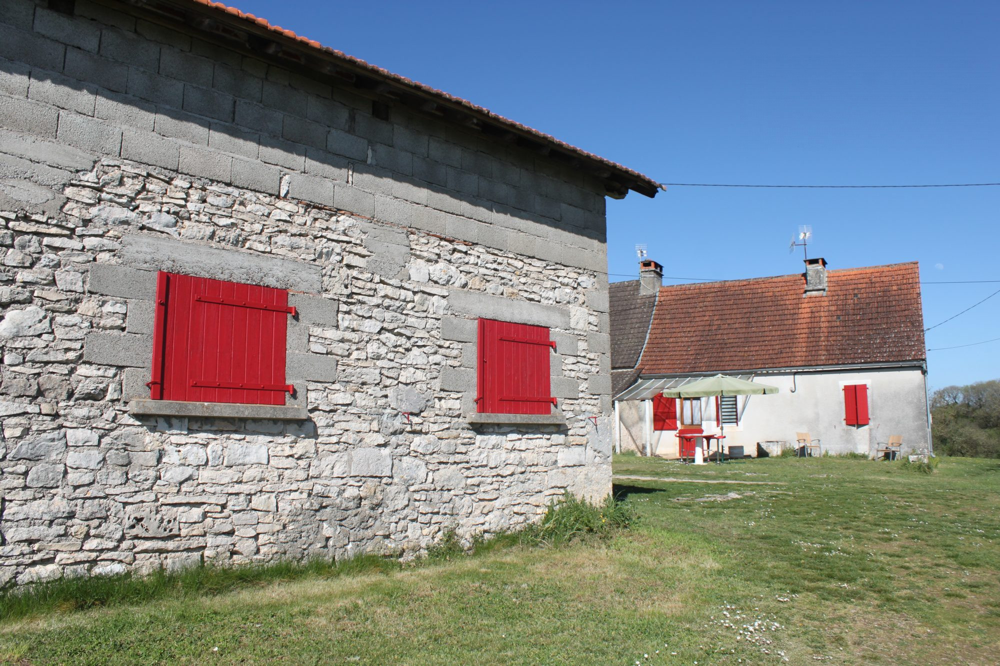 Maison et grange sur terrain de 1937m²