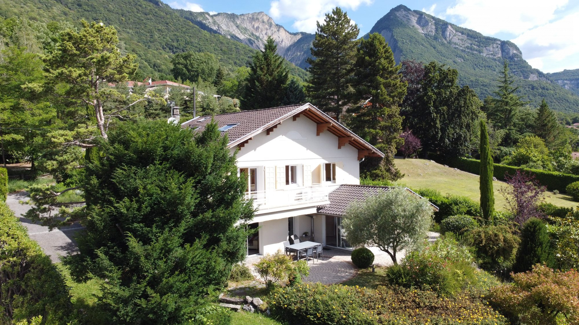 Charmante maison familiale avec grand terrain à Saint-Ismier