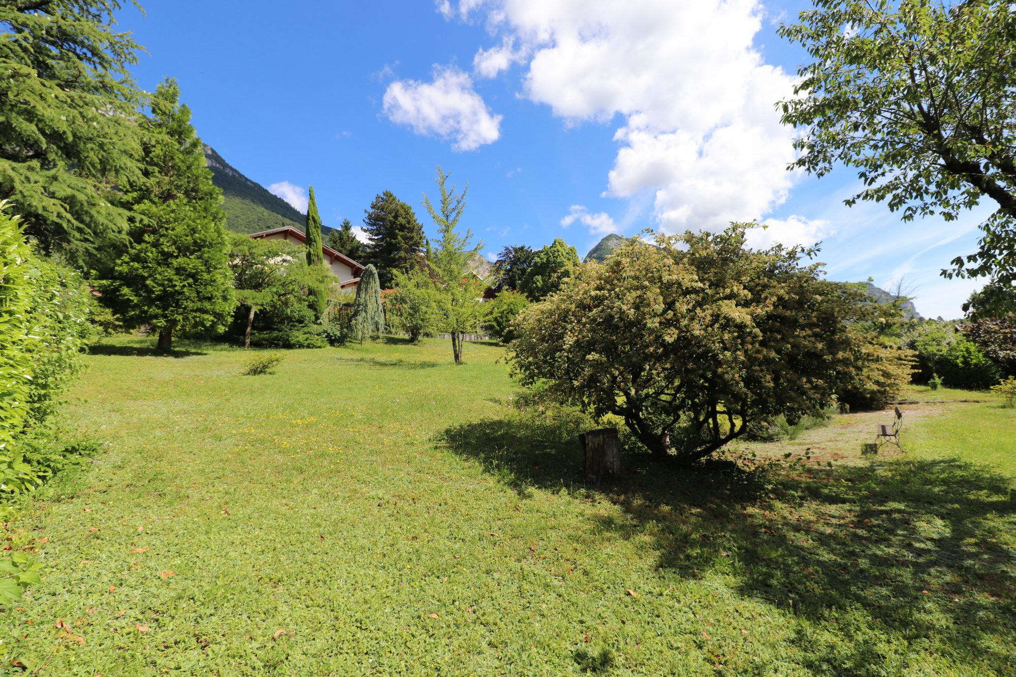 Charmante maison familiale avec grand terrain à Saint-Ismier