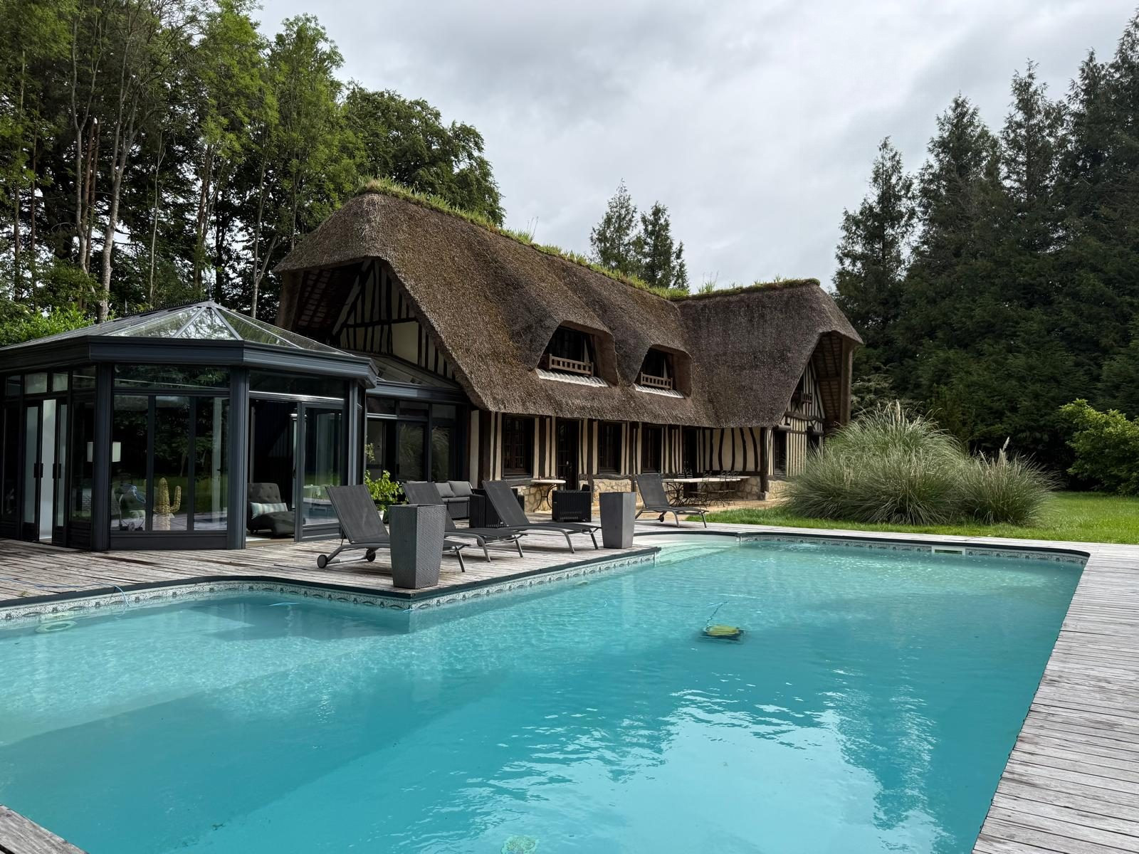 Coup de cœur assuré : chaumière d’exception avec piscine et dépendance