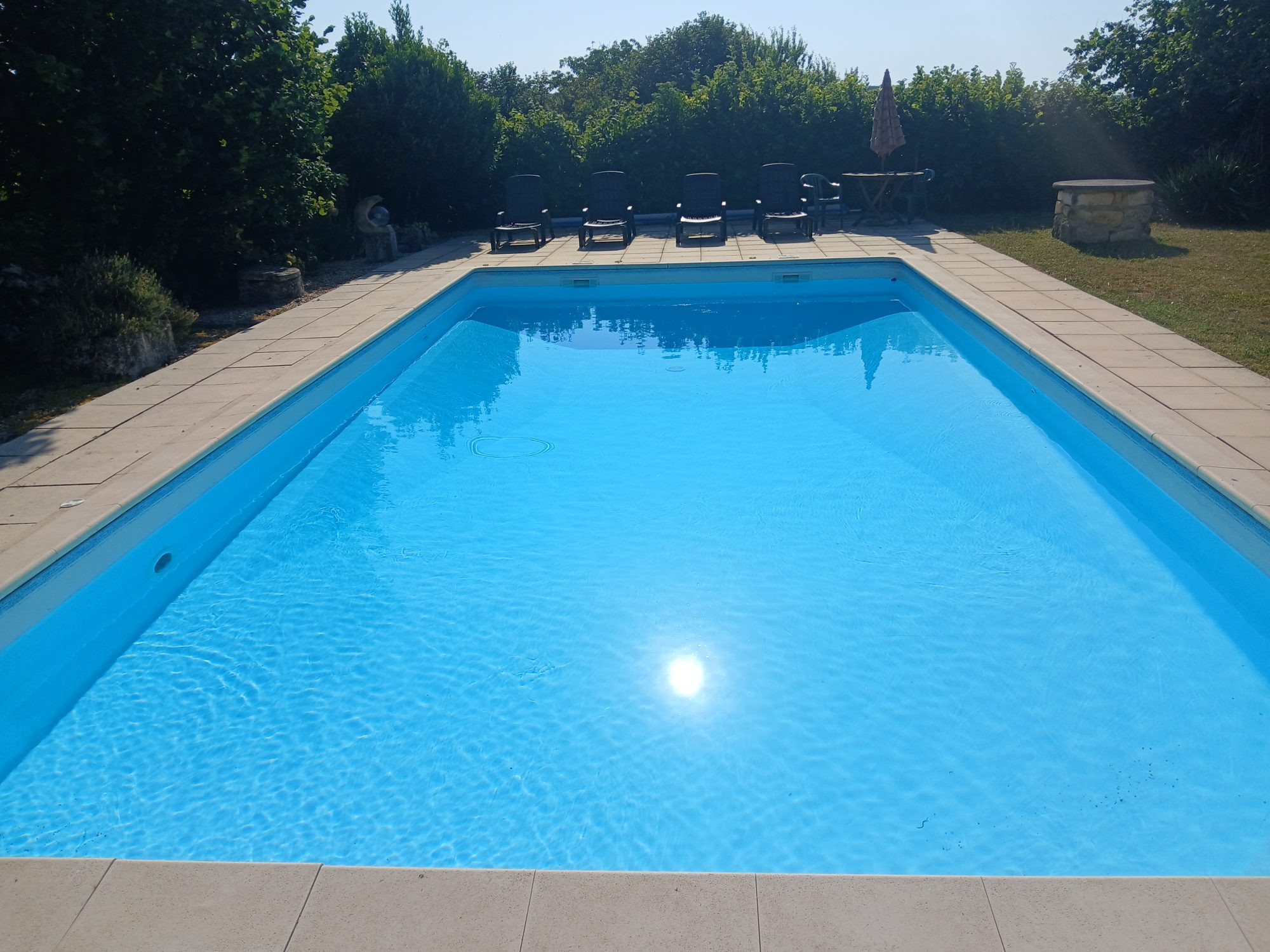 Splendide maison de campagne de 110 m², trois chambres, grange de 100 m², piscine, puit, au calme