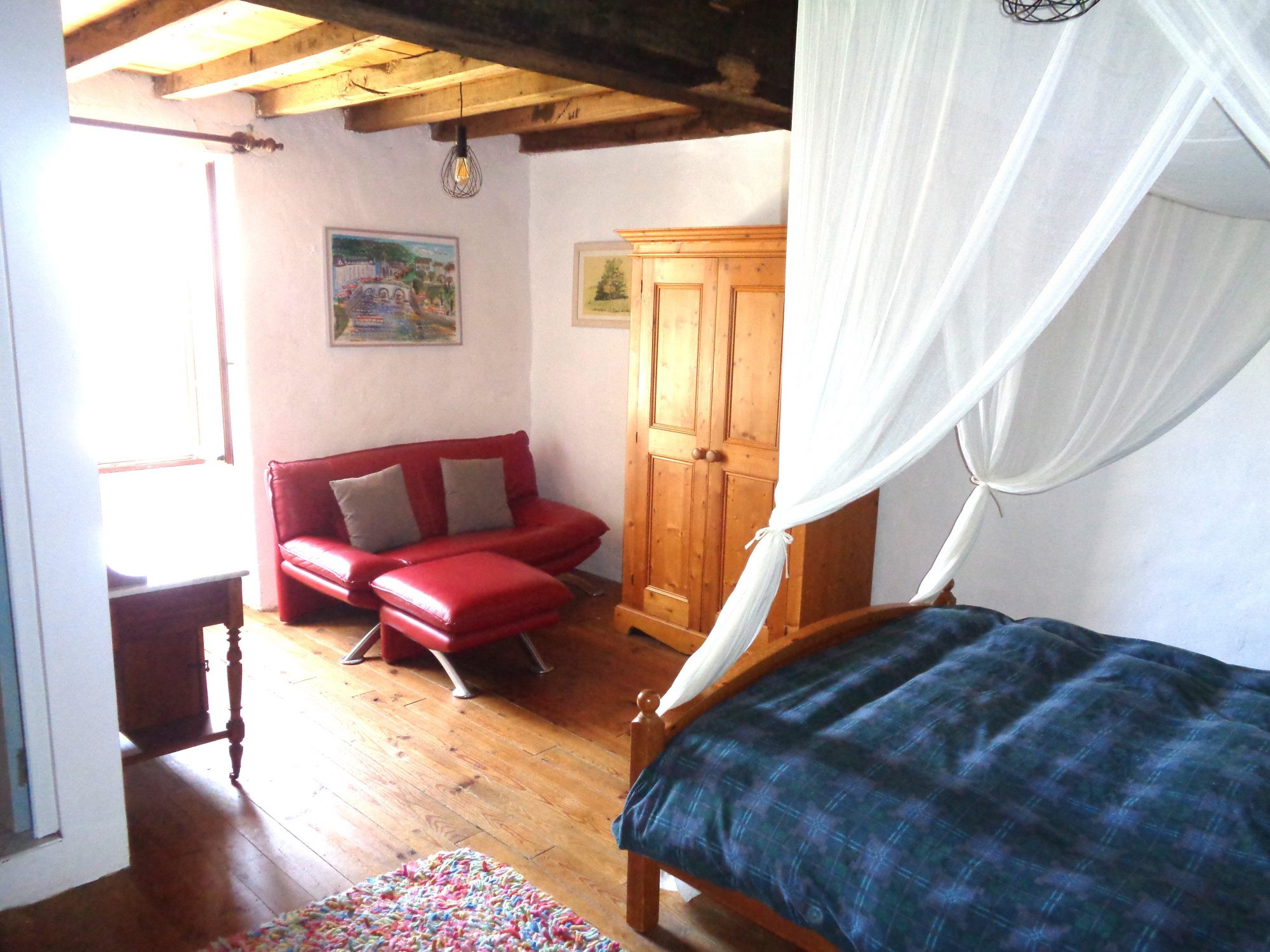 Splendide maison de campagne de 110 m², trois chambres, grange de 100 m², piscine, puit, au calme