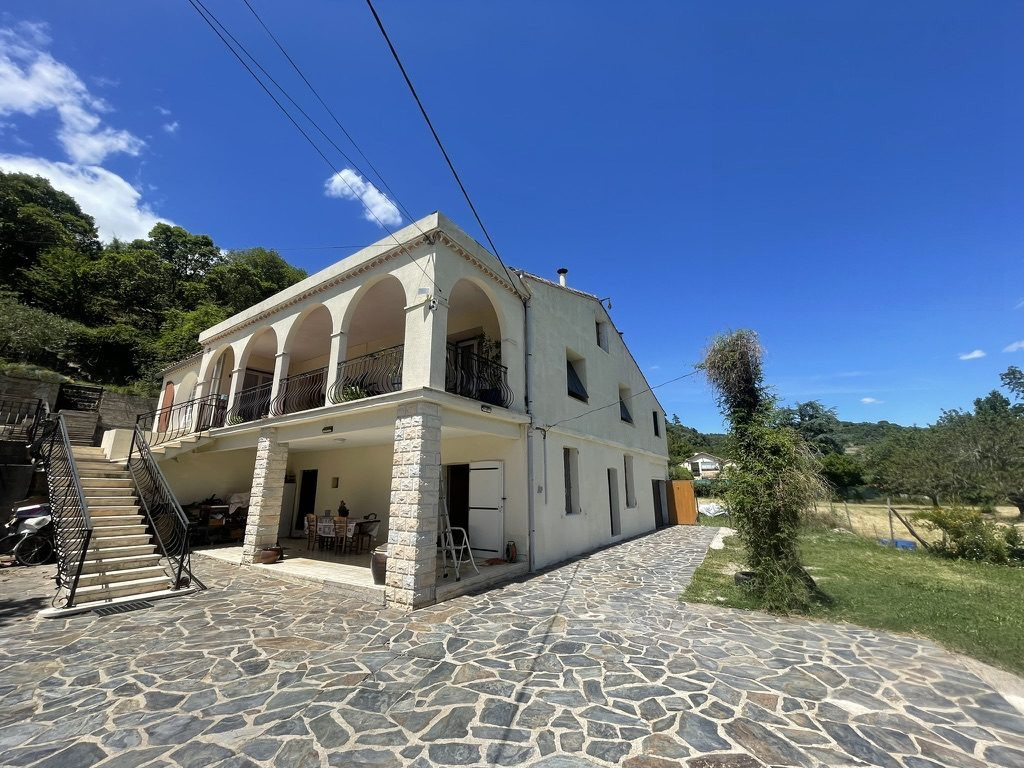 Propriété de deux maisons individuelles sur un grand terrain