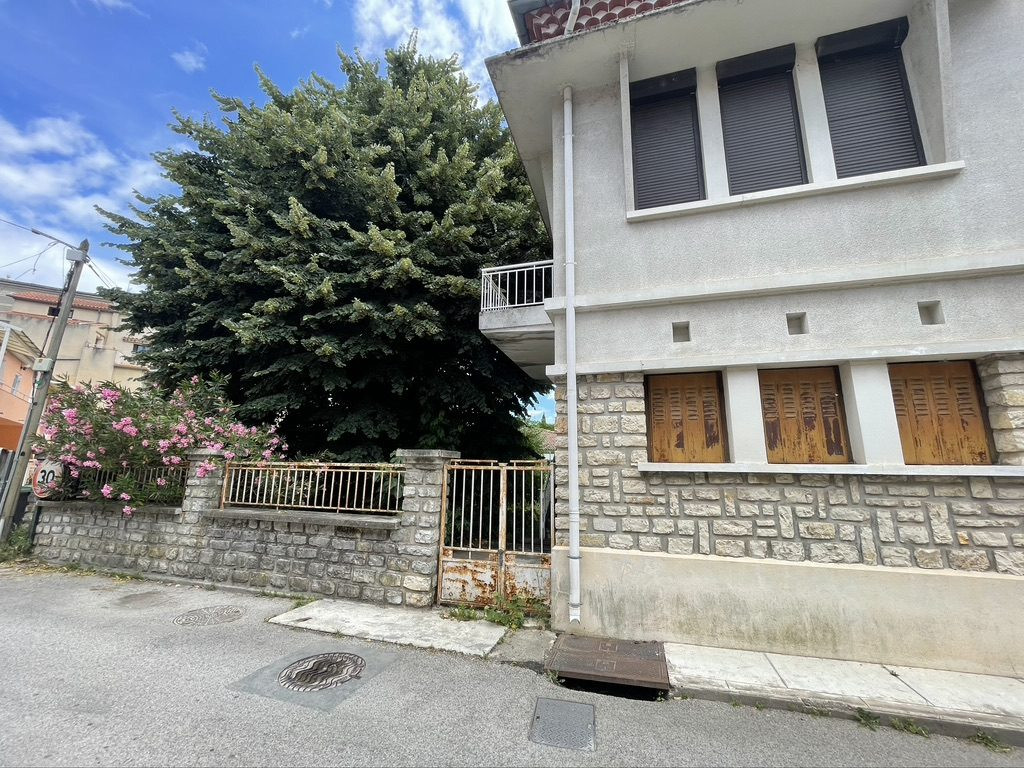 Maison à vendre à Saint-Ambroix, 241 m²