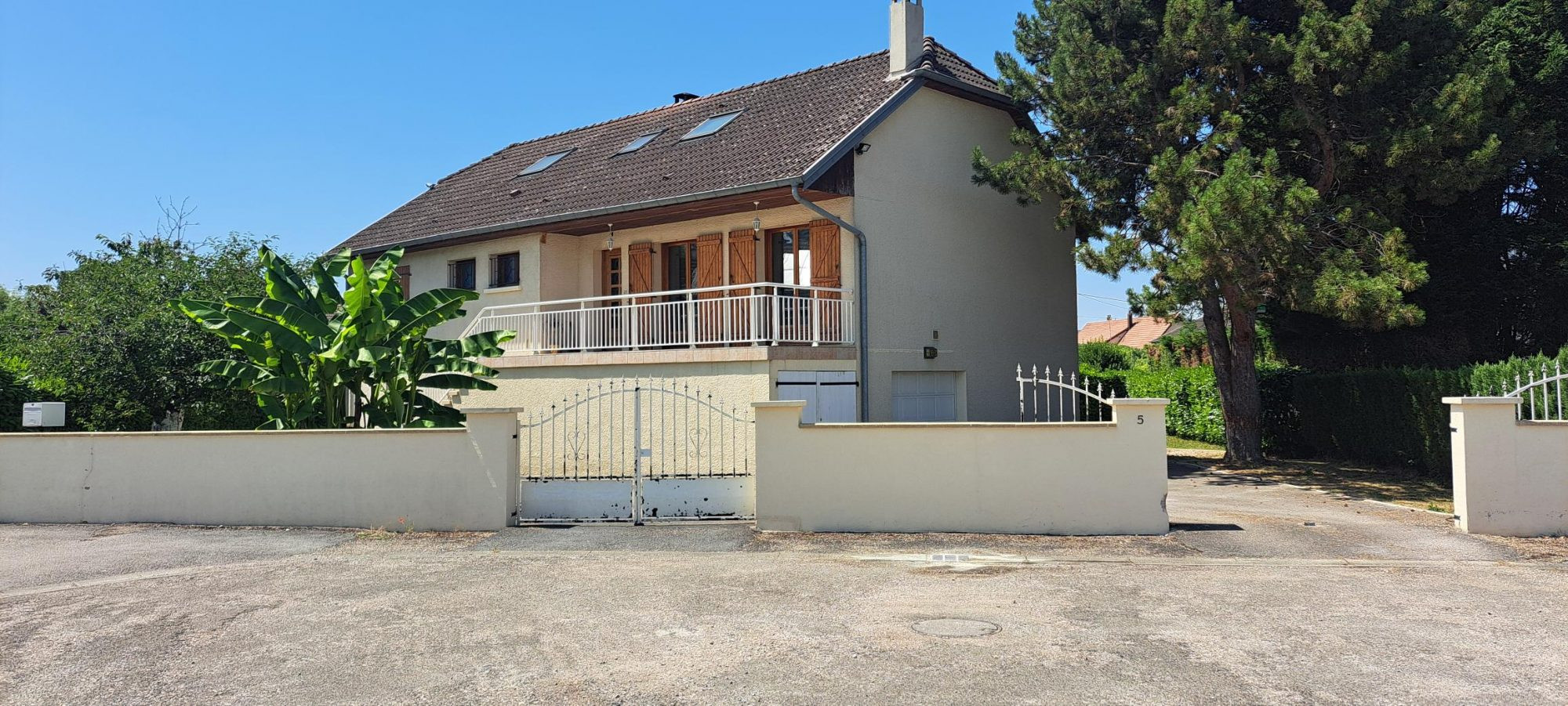 Maison spacieuse sur vaste terrain