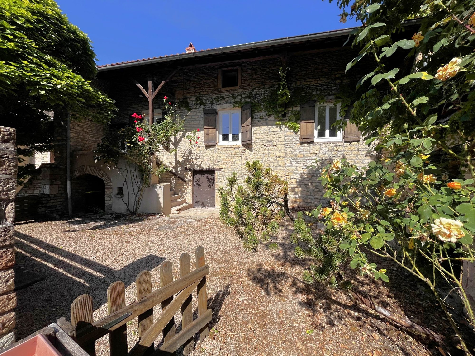 Maison de village en pierre avec jardin