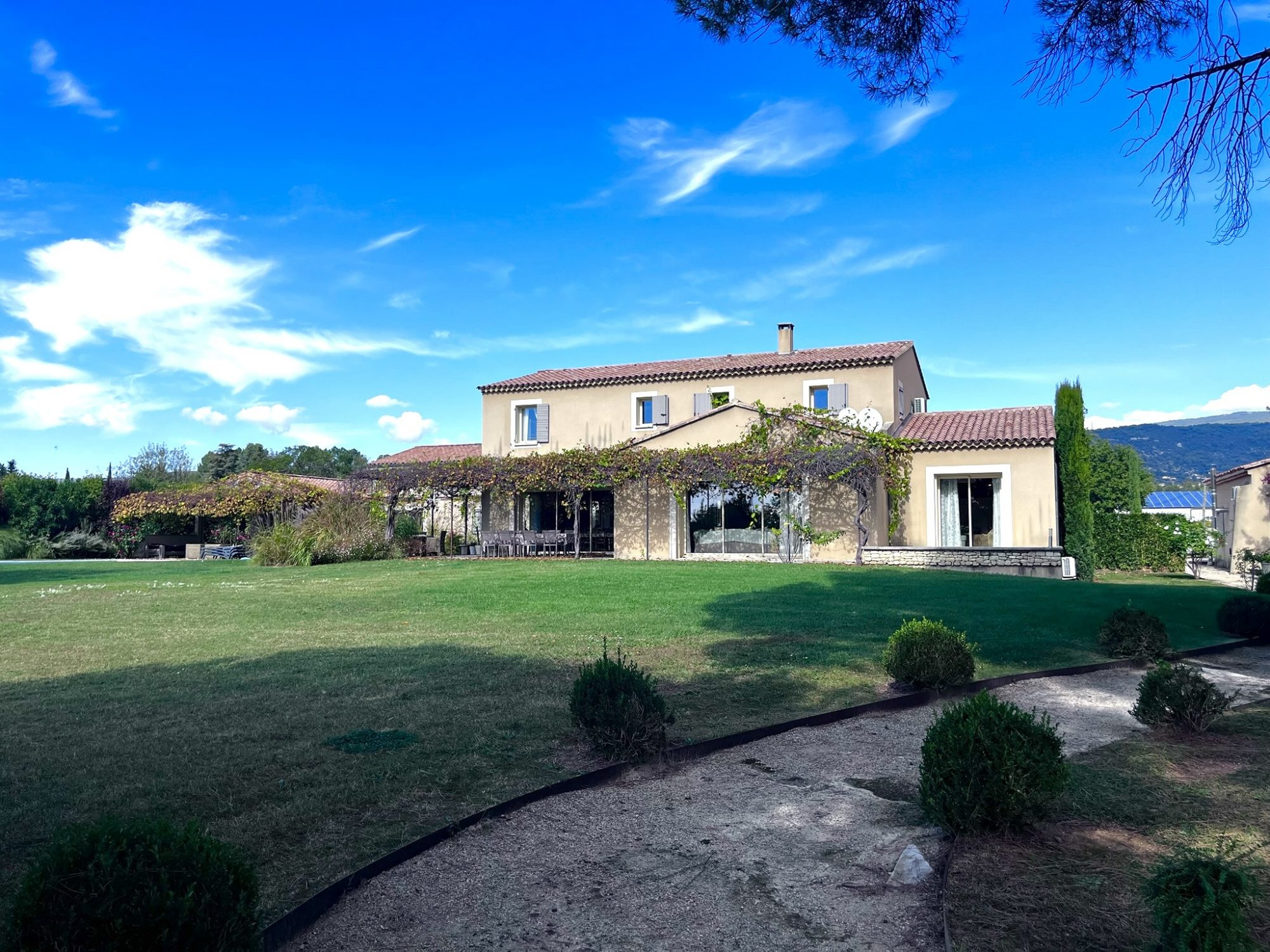 Maison à vendre à Saint-Saturnin-lès-Apt, 447 m²