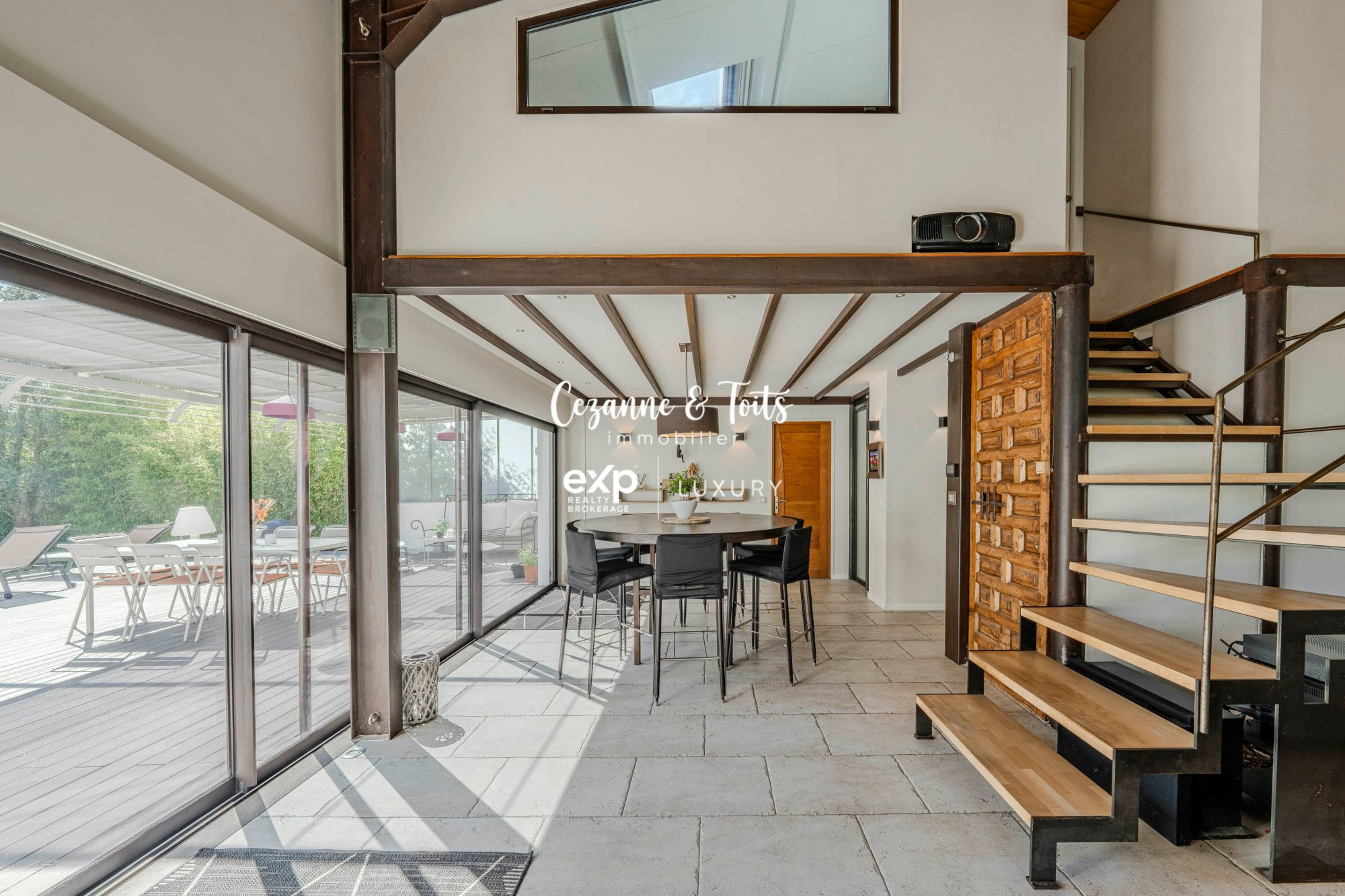 5-bedroom house with pool and outbuildings 5