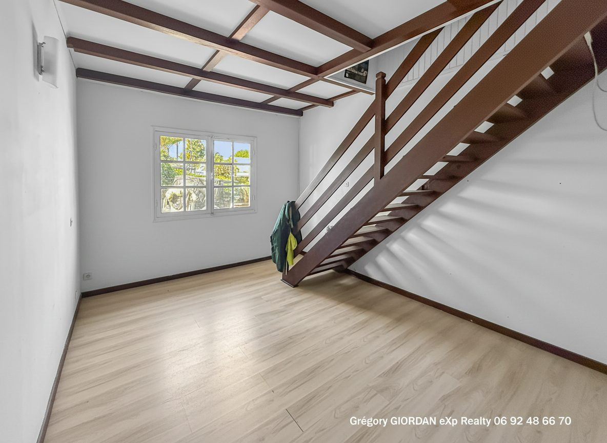 Large Family House to Renovate with Garage 4