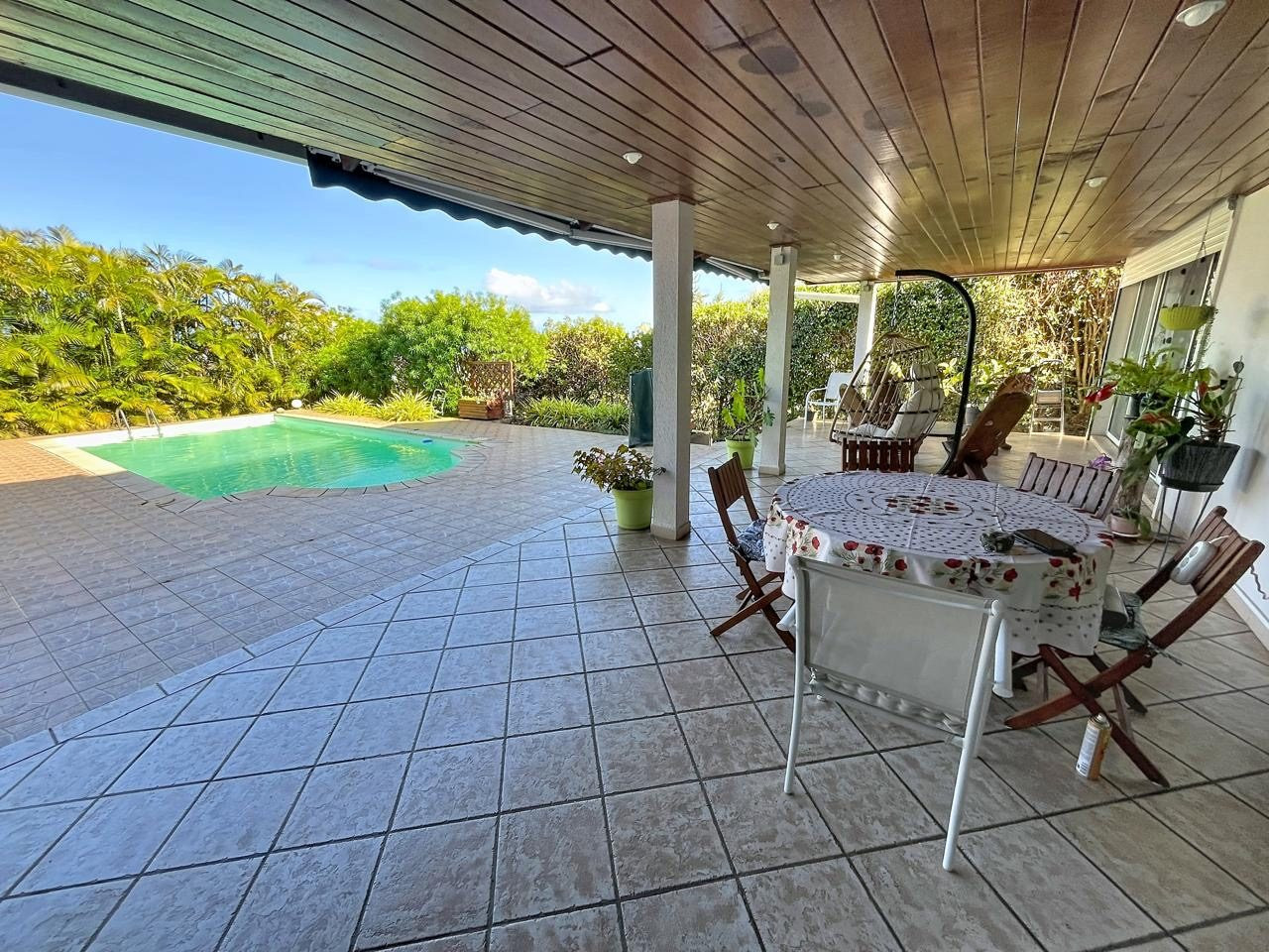 VILLA F6 DE 190 M² AVEC PISICNE - SECTEUR RESIDENTIEL PROCHE SAINT-PIERRE