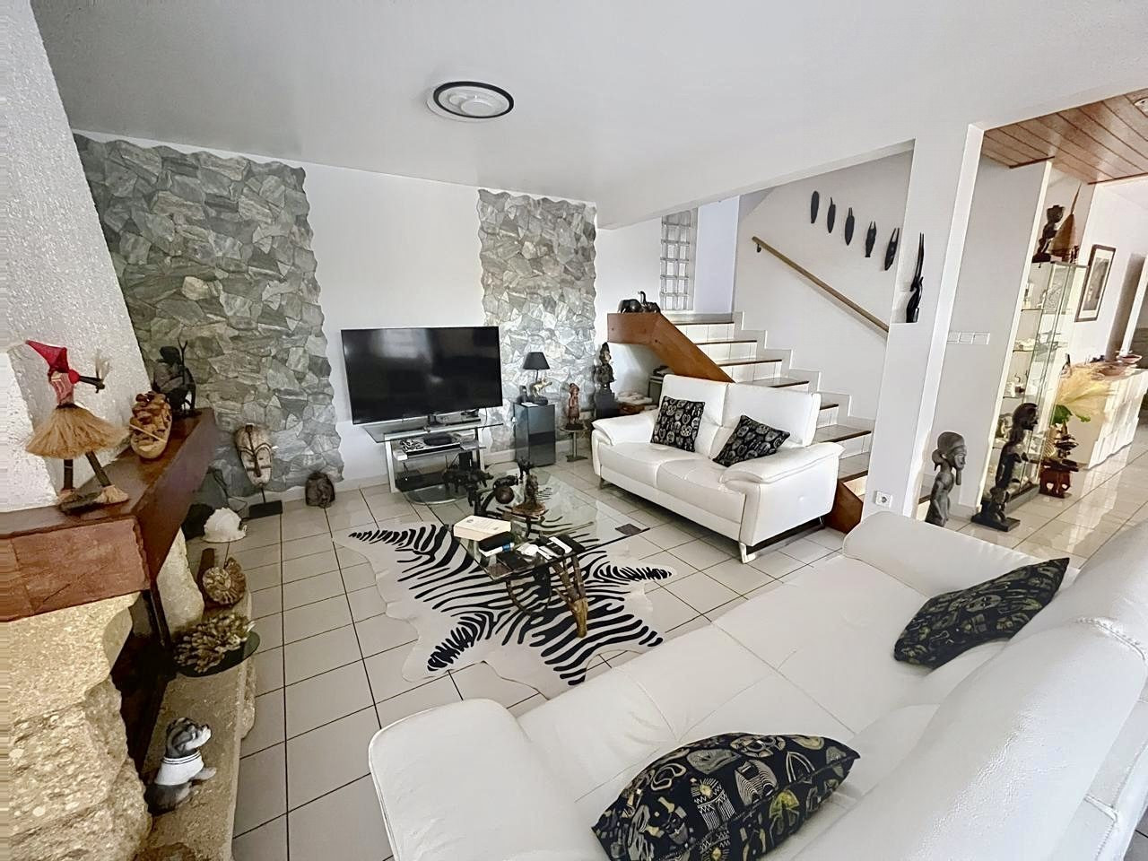 VILLA F6 DE 190 M² AVEC PISICNE - SECTEUR RESIDENTIEL PROCHE SAINT-PIERRE