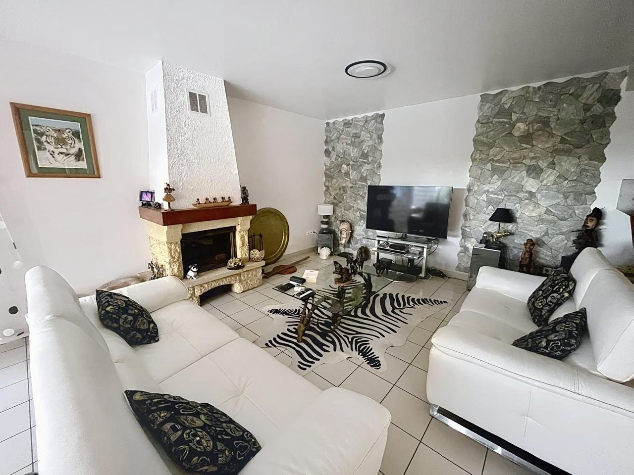 VILLA F6 DE 190 M² AVEC PISICNE - SECTEUR RESIDENTIEL PROCHE SAINT-PIERRE