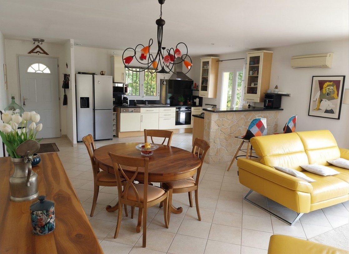 Villa with swimming pool 5