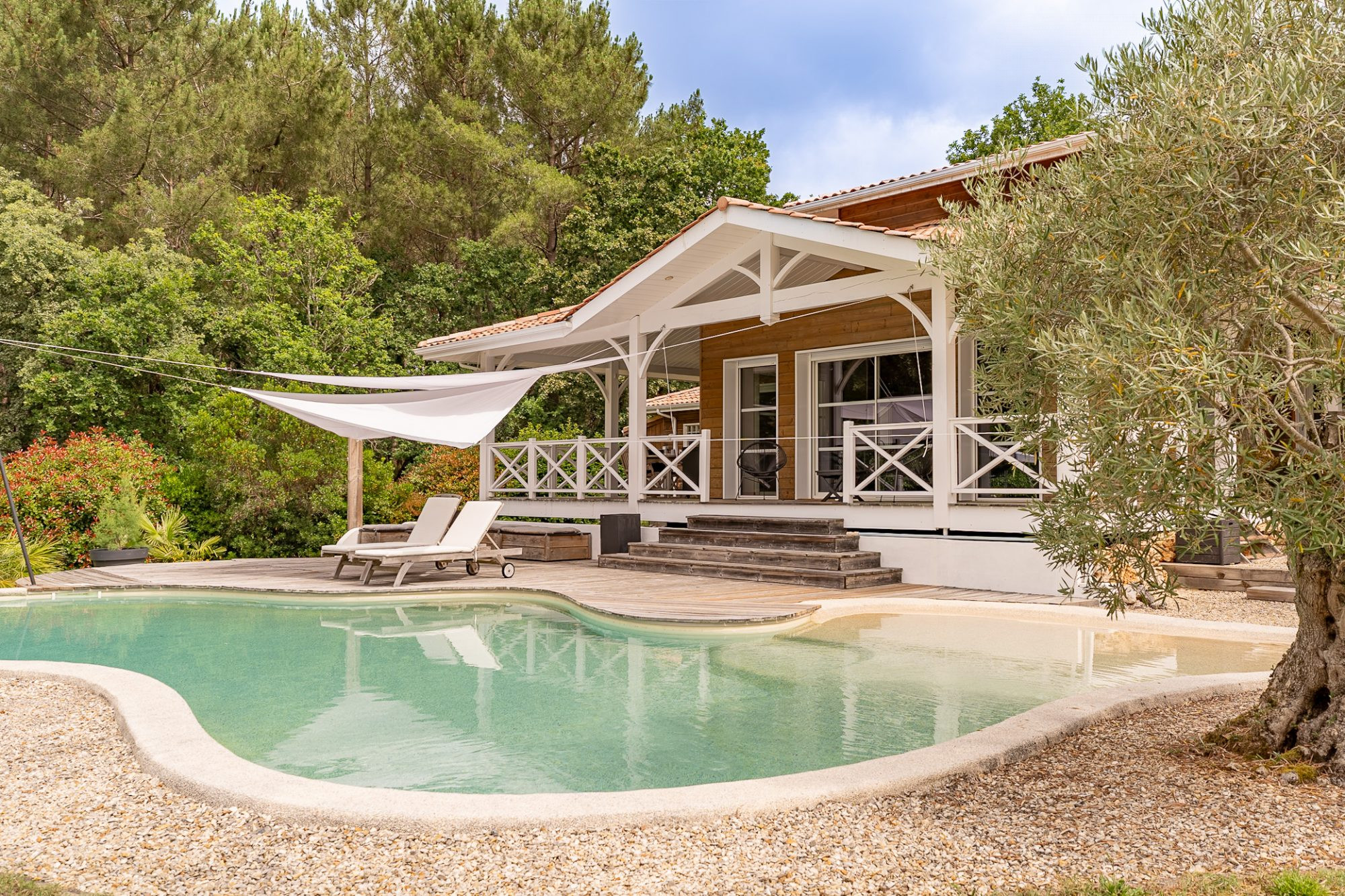 4-Bedroom House with Pool and Outbuilding 2