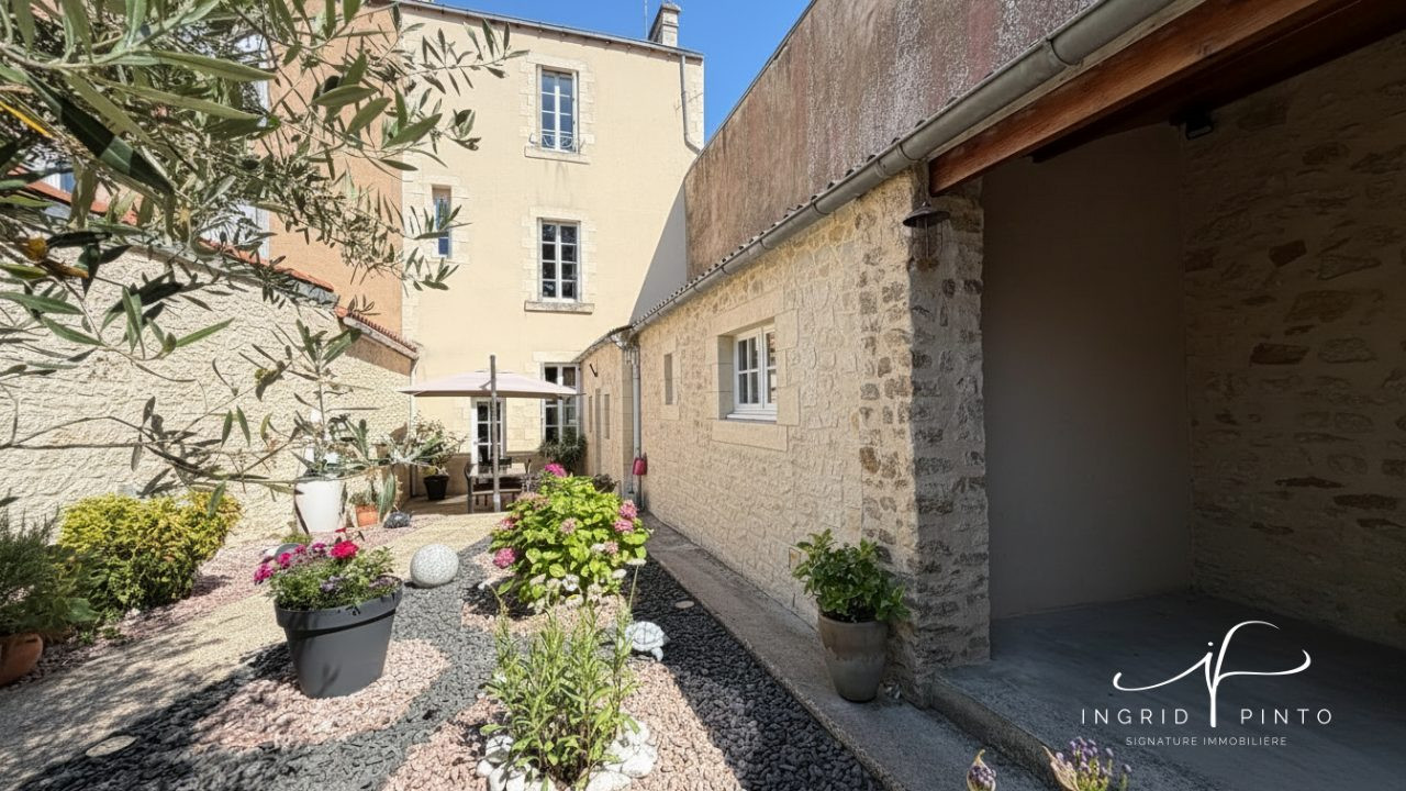 Parthenay secteur gare - Maison rénovée 155 m², 4 chambres, jardin clos et grenier aménageable