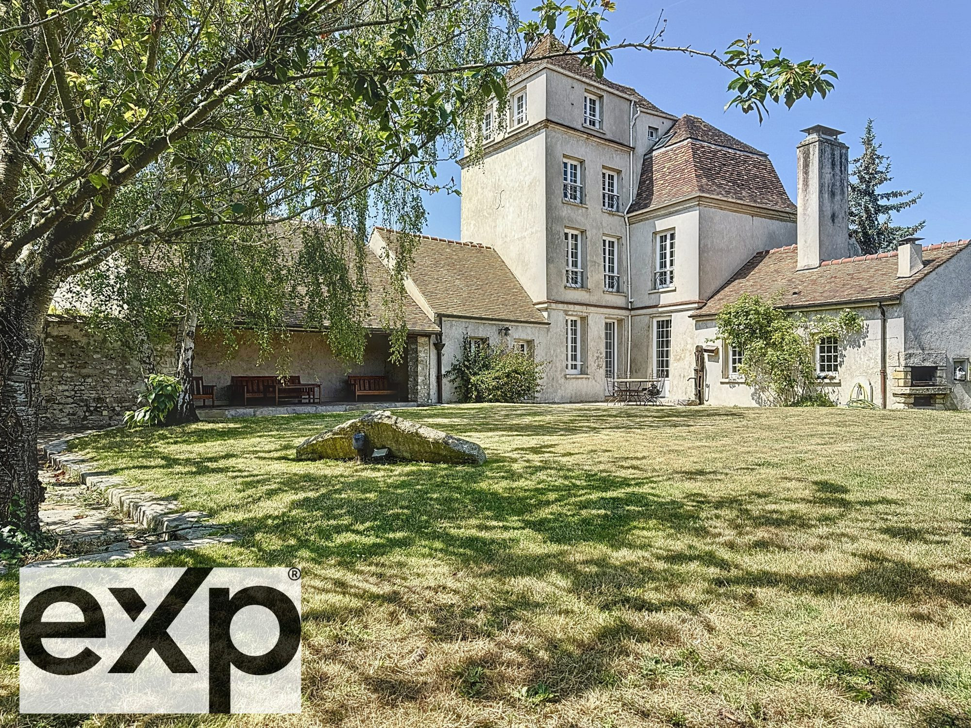 Maison de caractère – 189 m² – 5 chambres – Terrain de 838 m² face à la majestueuse collégiale, cette demeure de caractère offre une vue à couper le souffle.