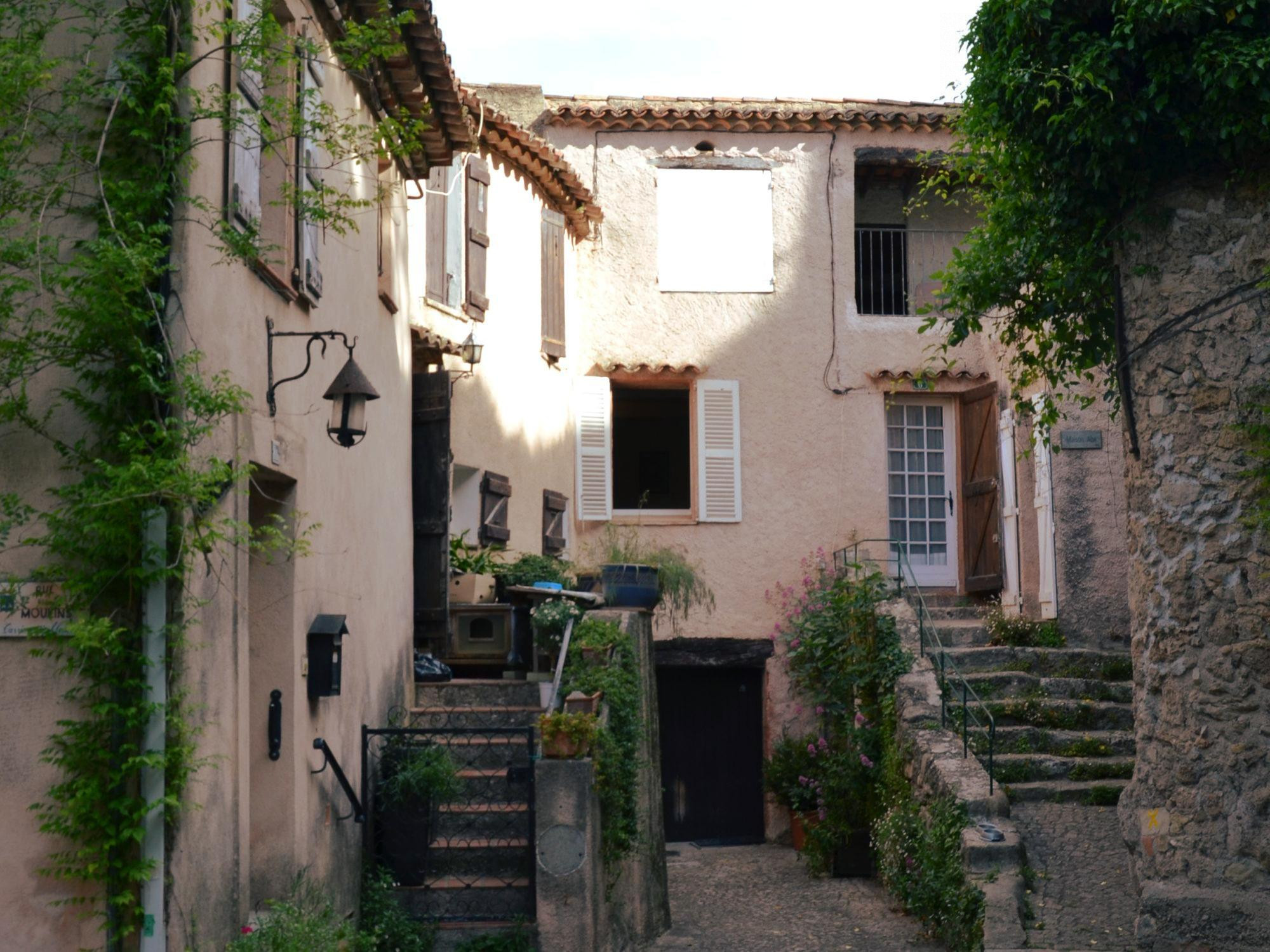 Maison de village à rénover avec terrasse et terrains détachés
